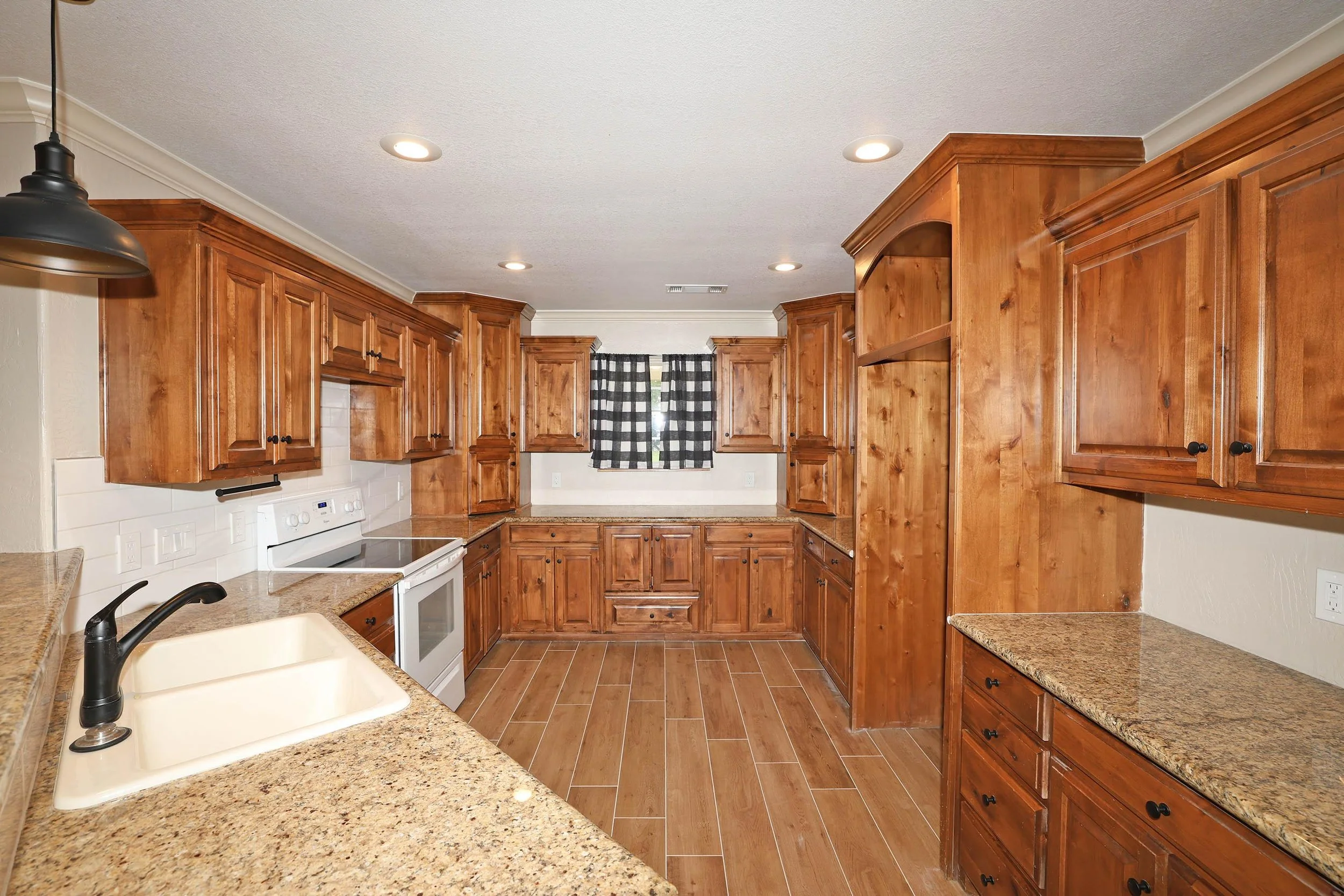 10-Kitchen.jpg