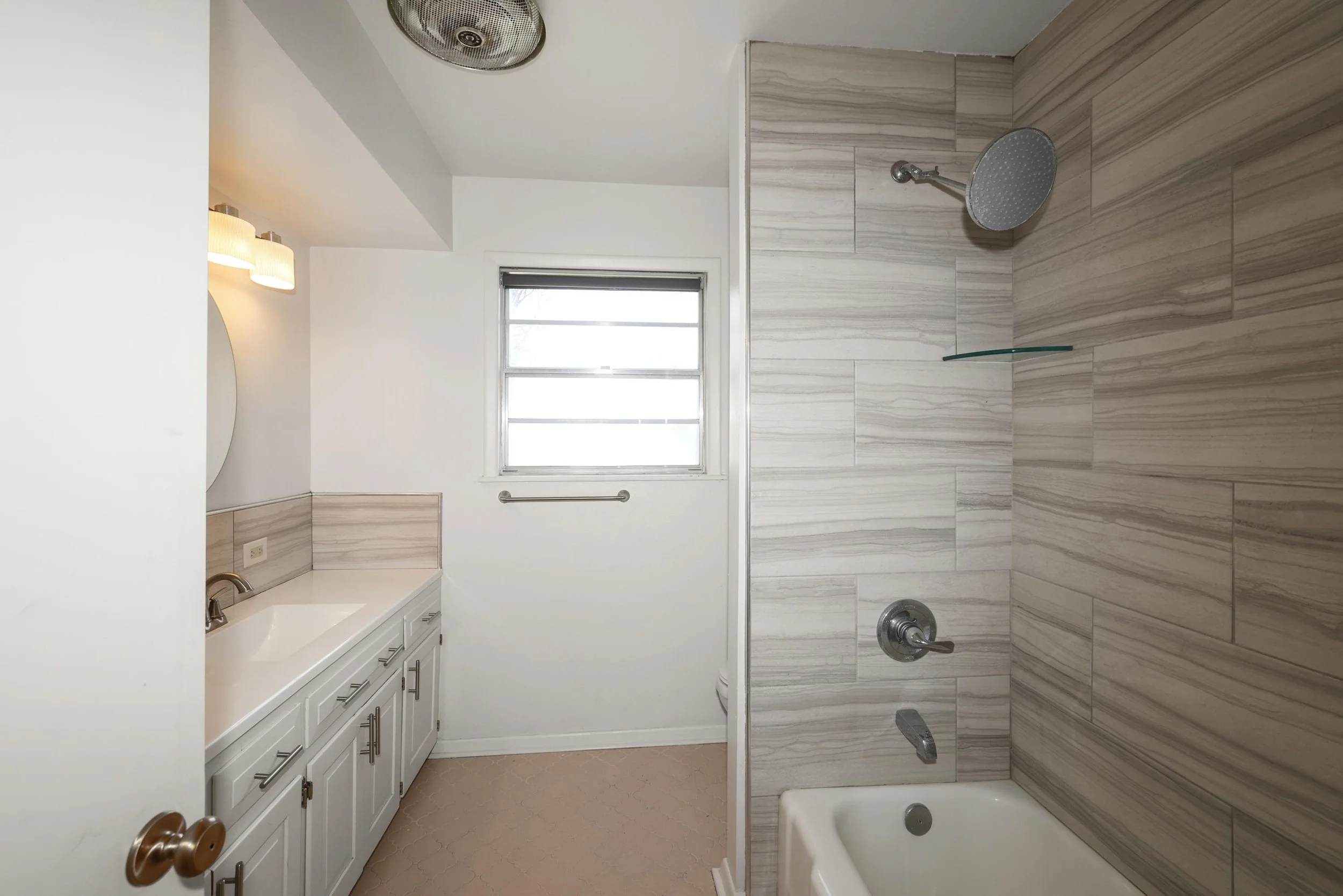 26-Bathroom by 3rd Bedroom.jpg