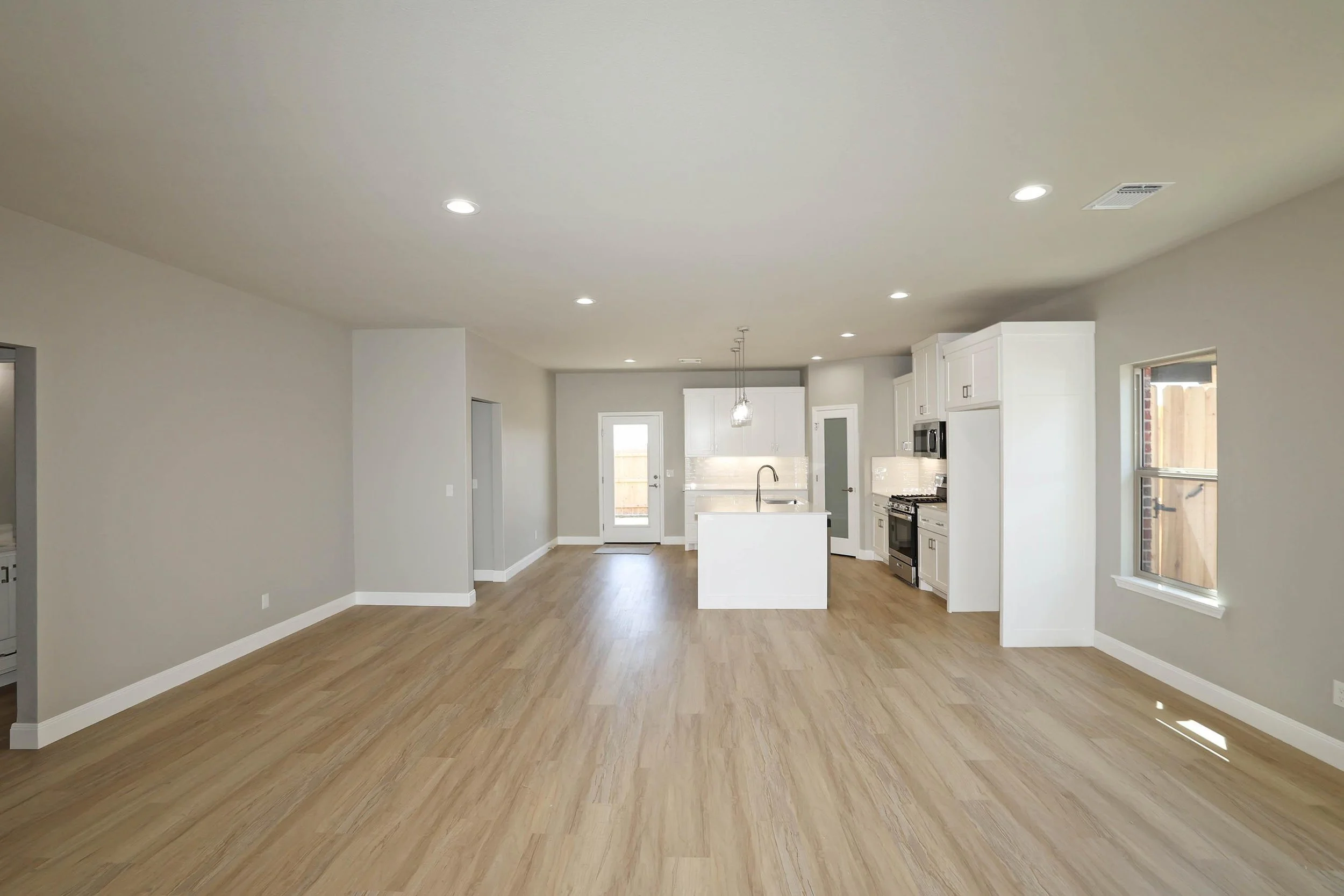 7-Dining & Kitchen.jpg