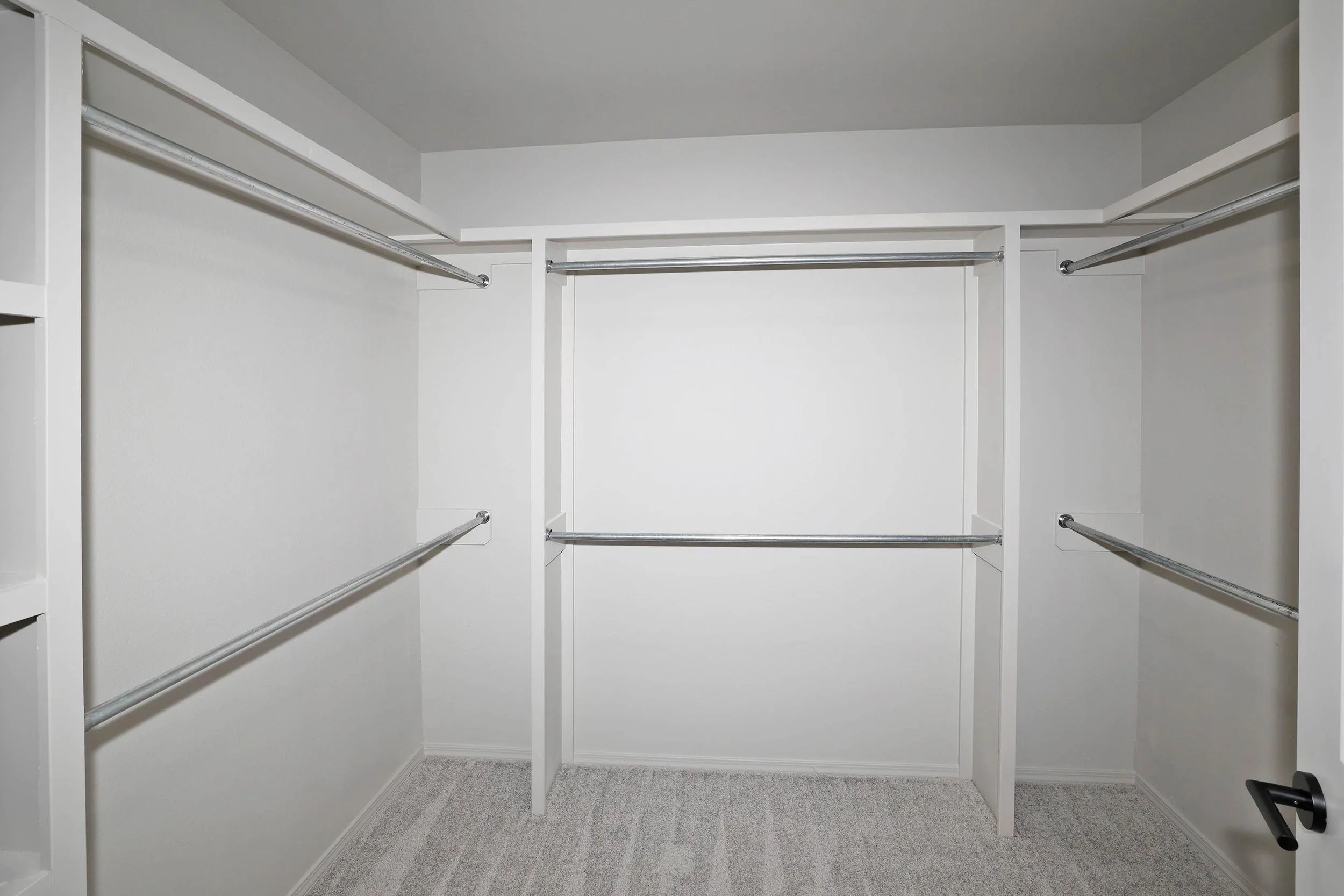 16-Primary Closet.jpg