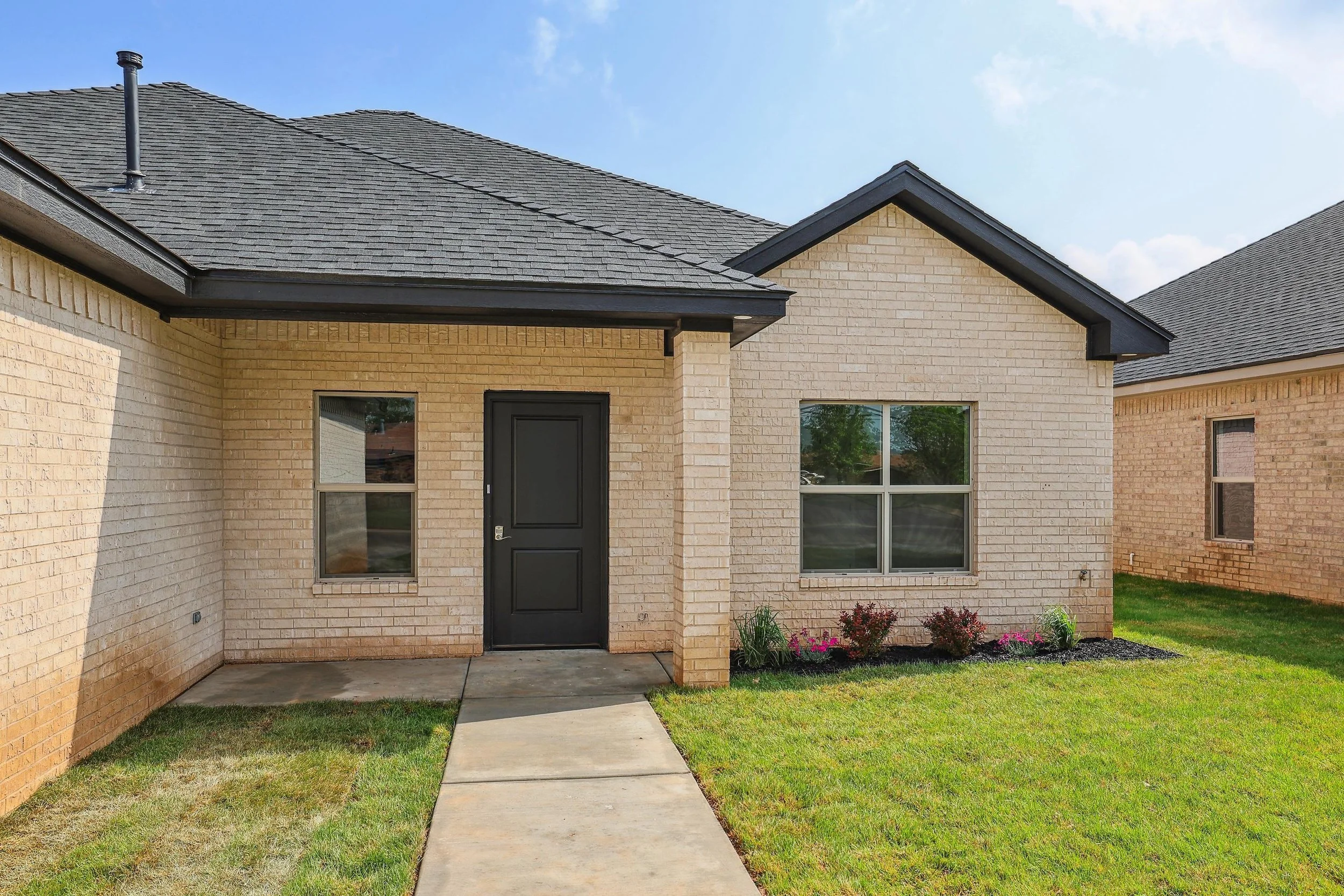 4707 Front Porch.jpg