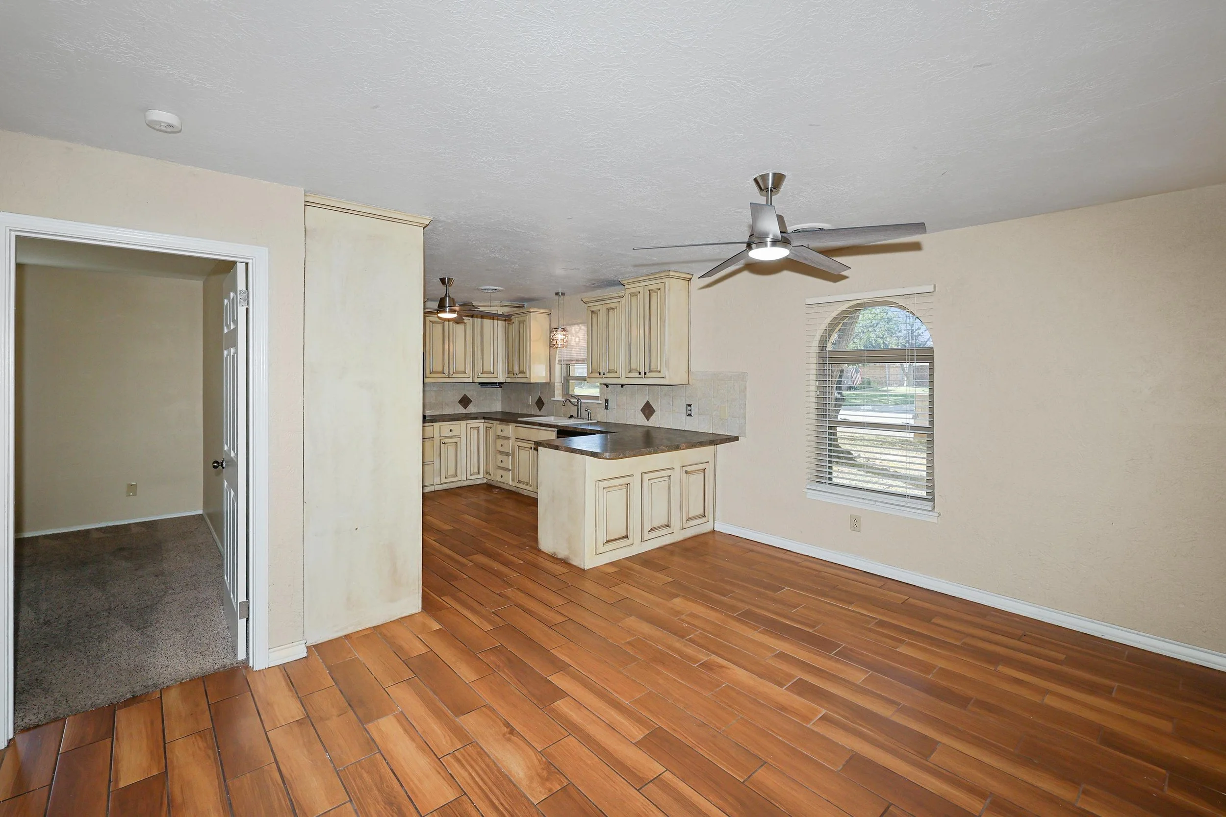 9-Dining & Kitchen.jpg