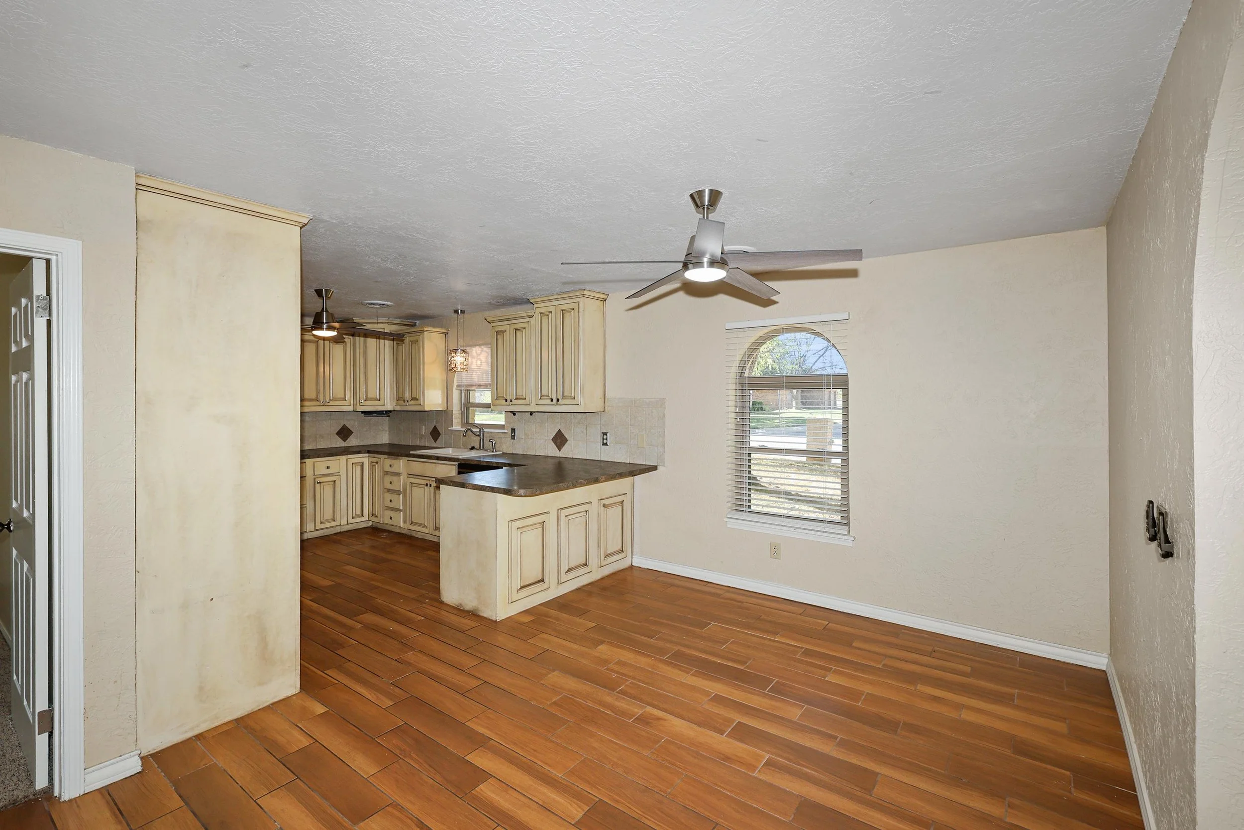 10-Dining Area.jpg