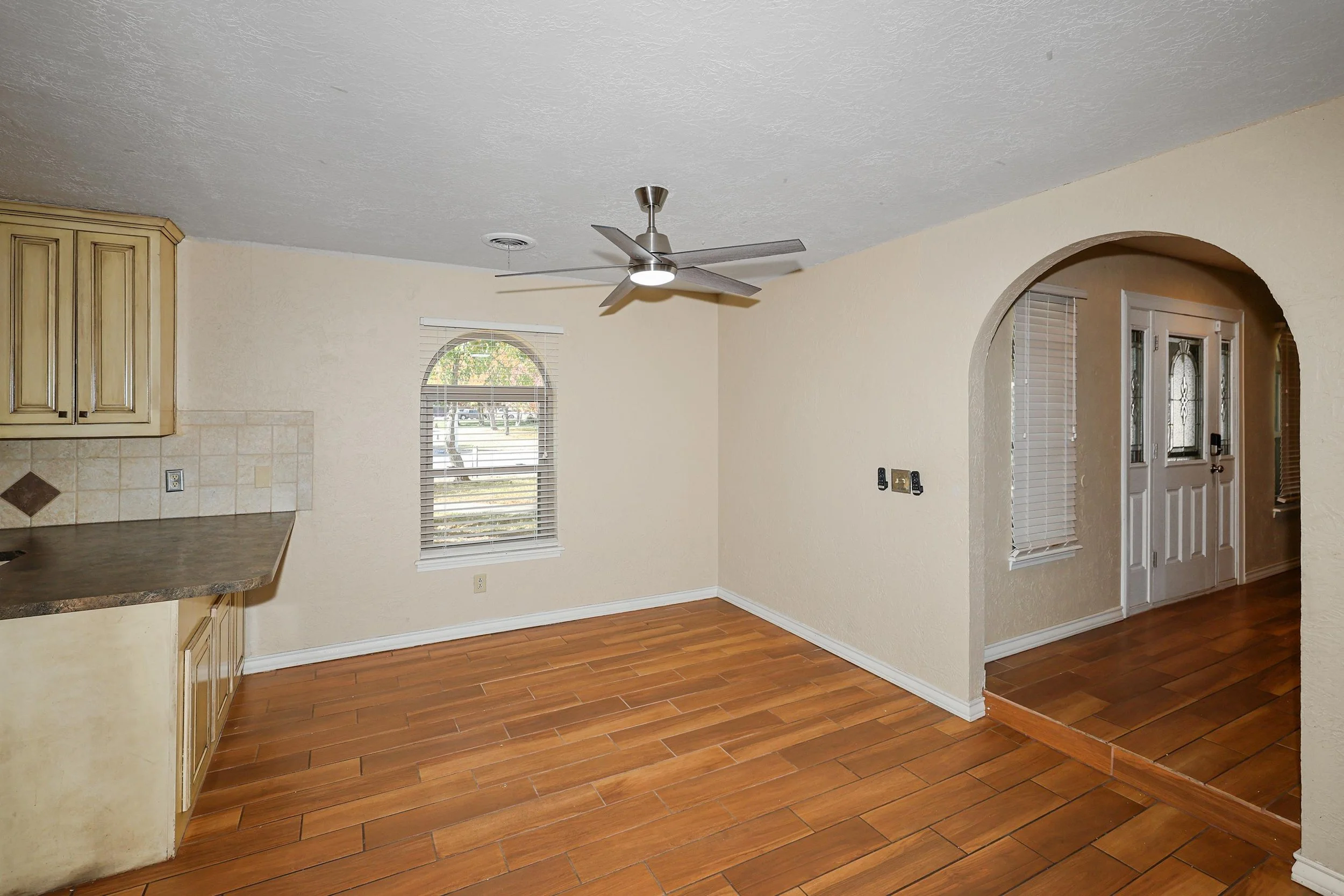 11-Dining Area.jpg