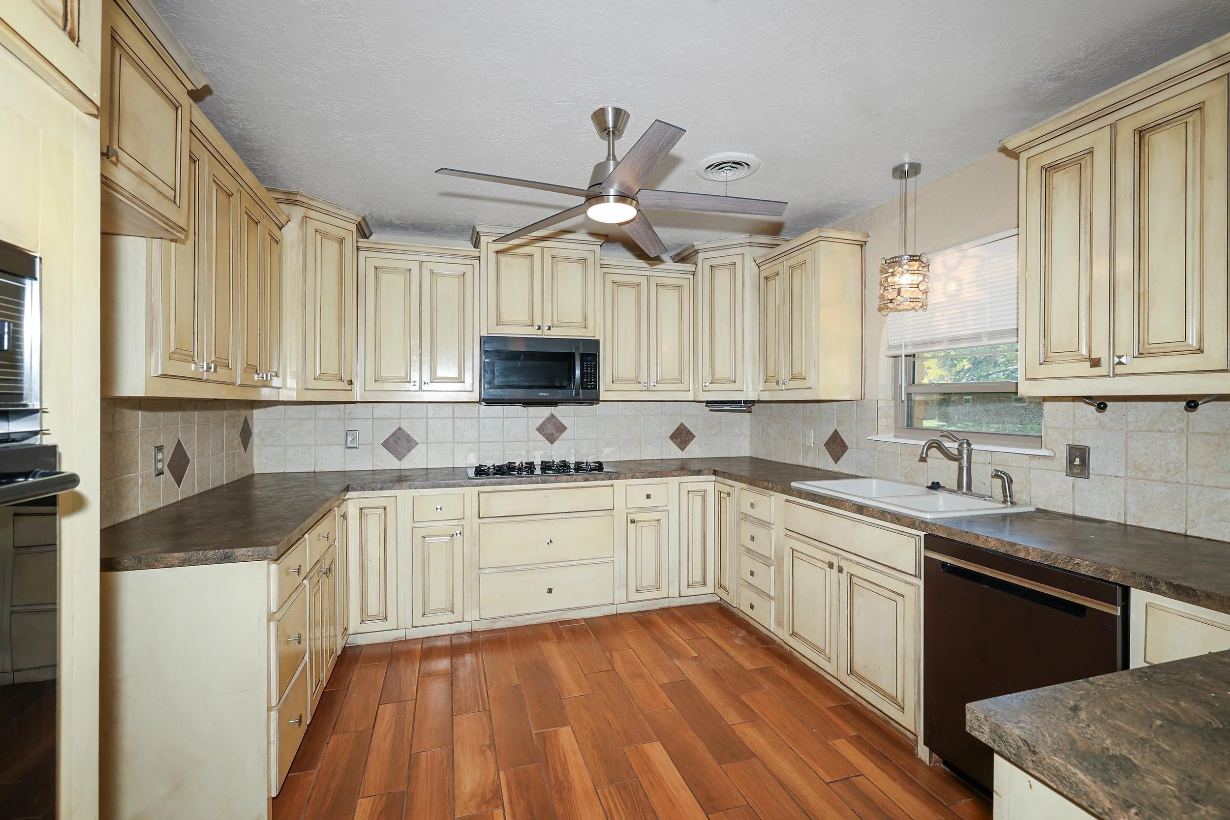 13-Kitchen.jpg
