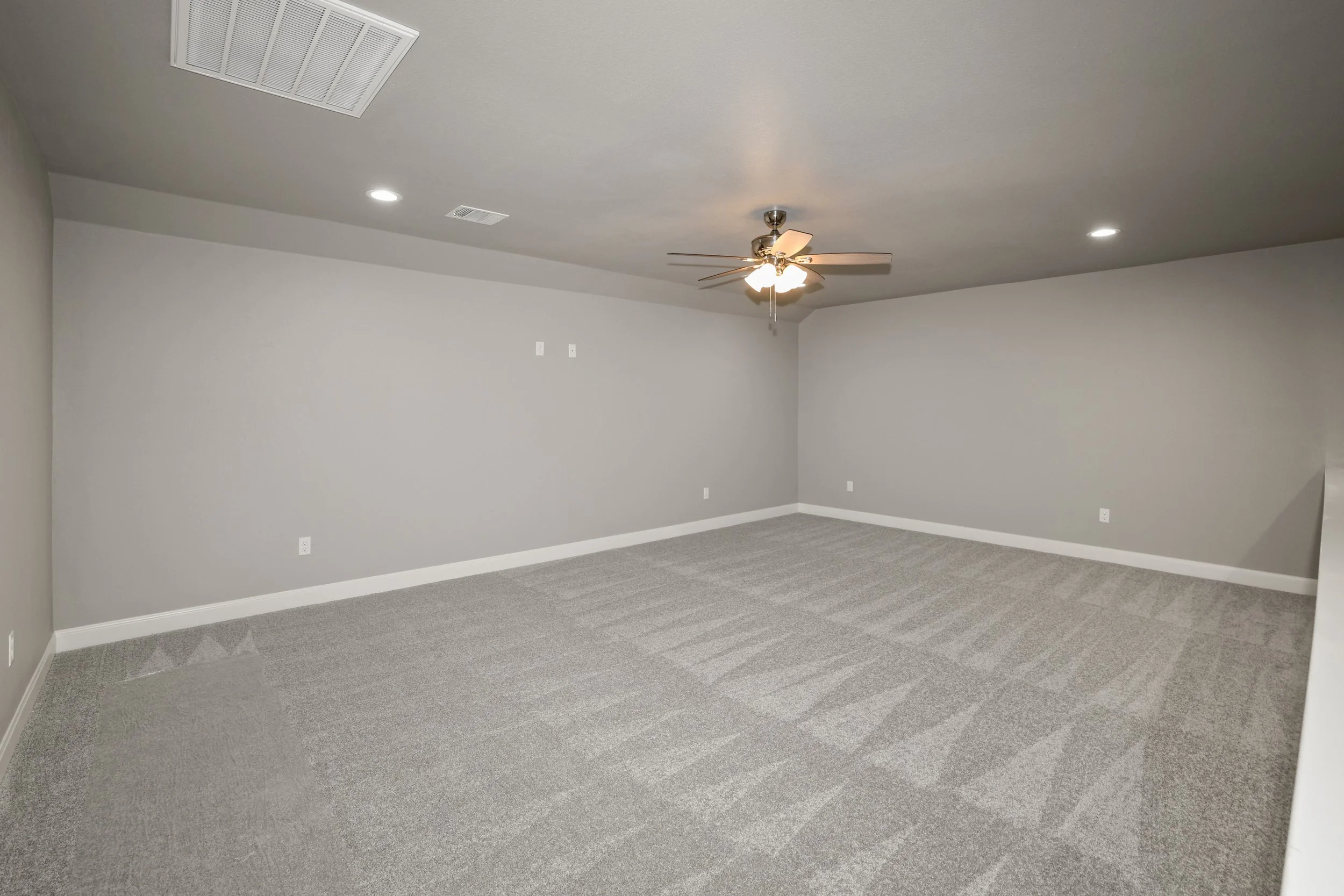 25-Upstairs Bonus Room.jpg