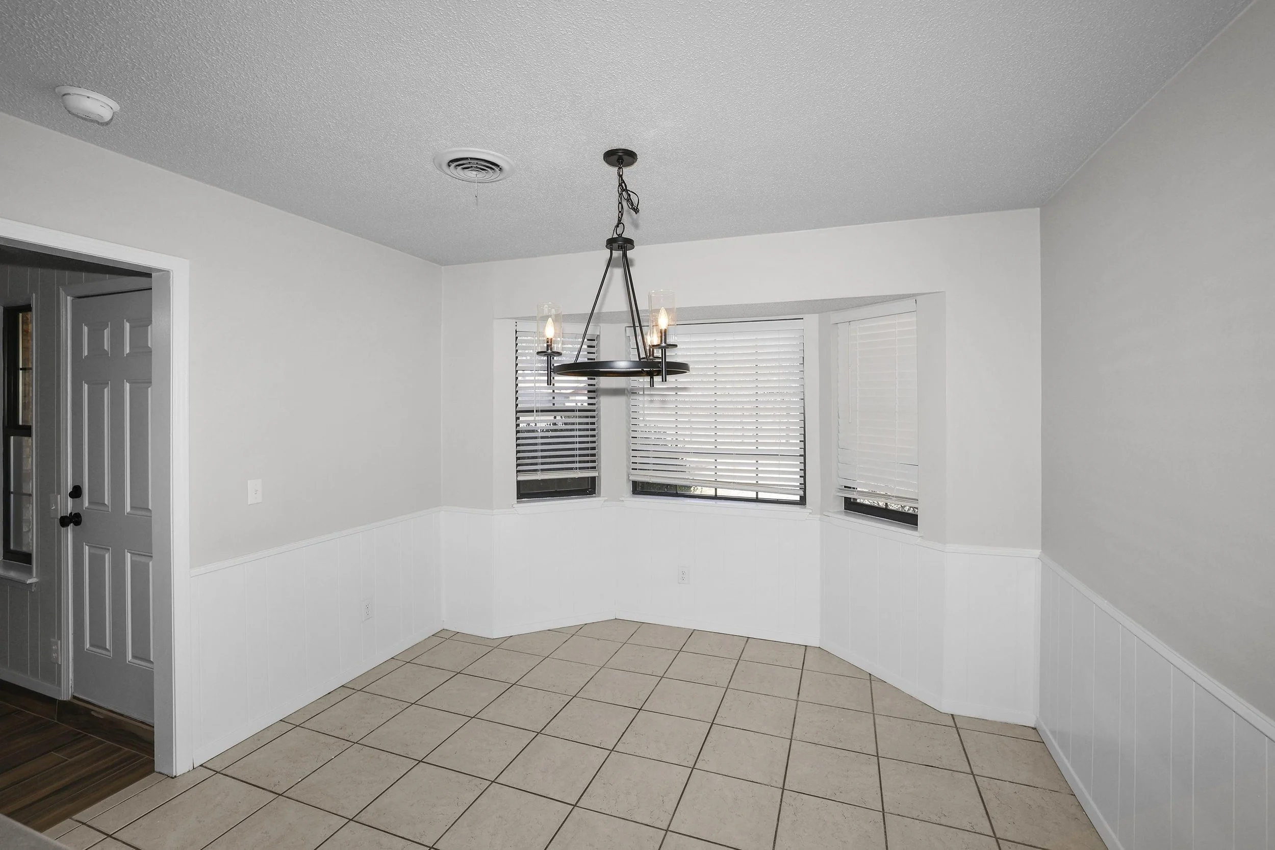 7-Dining Area.jpg