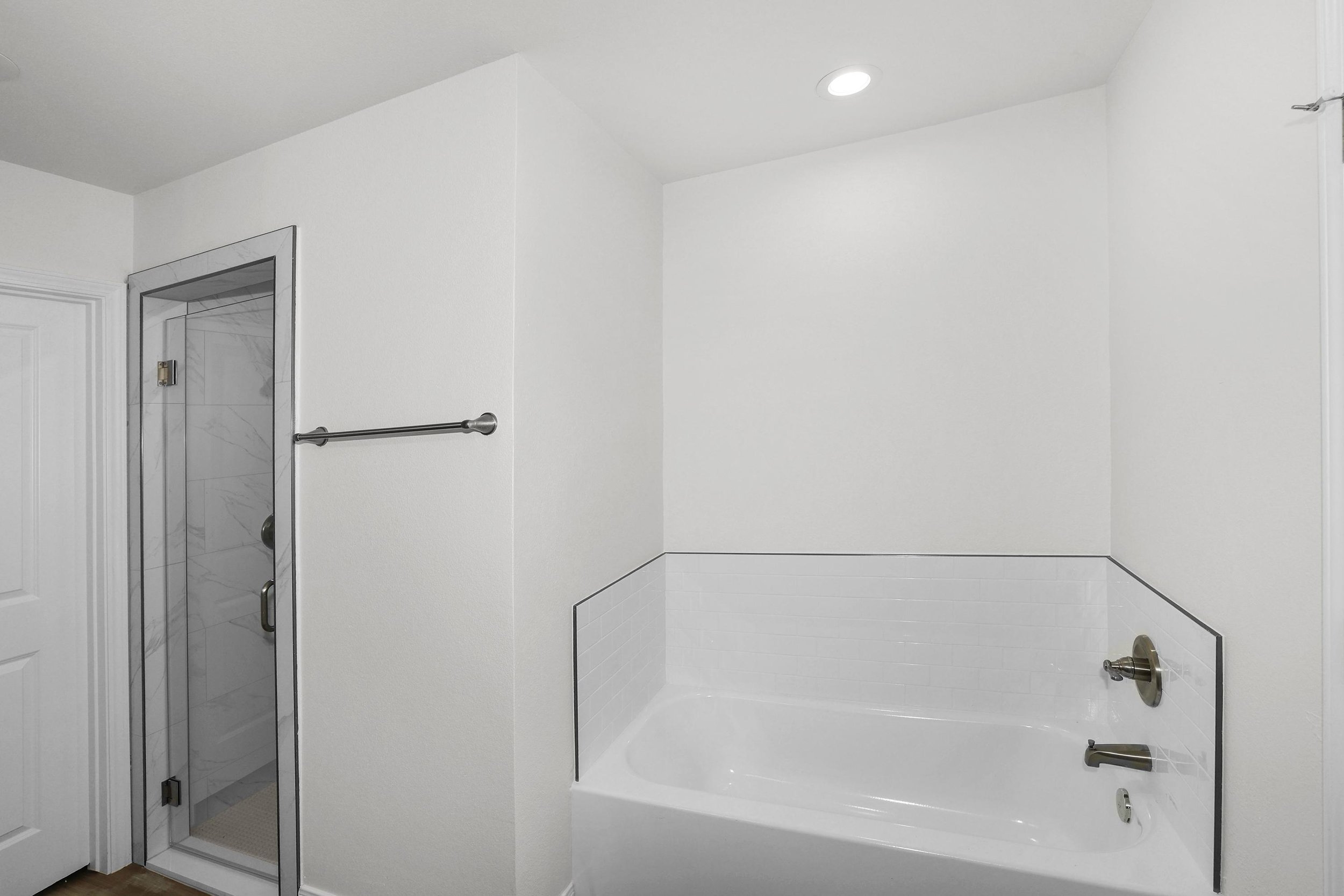 17-Primary Bathtub.jpg