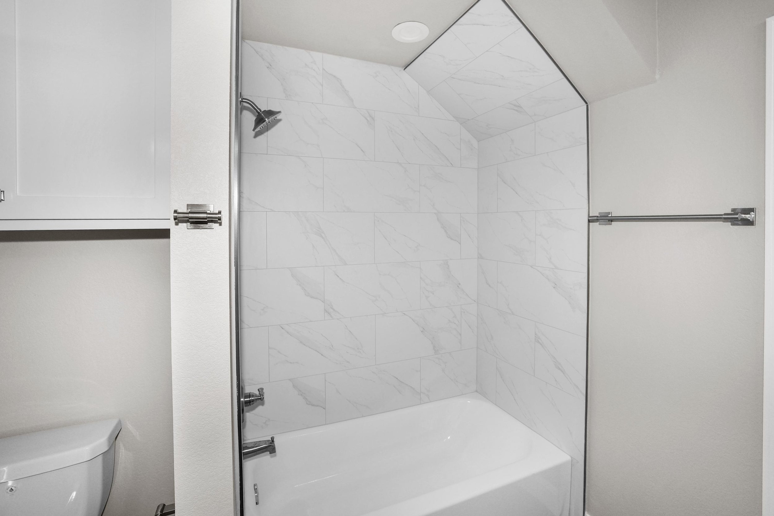 14-Primary Bathtub.jpg