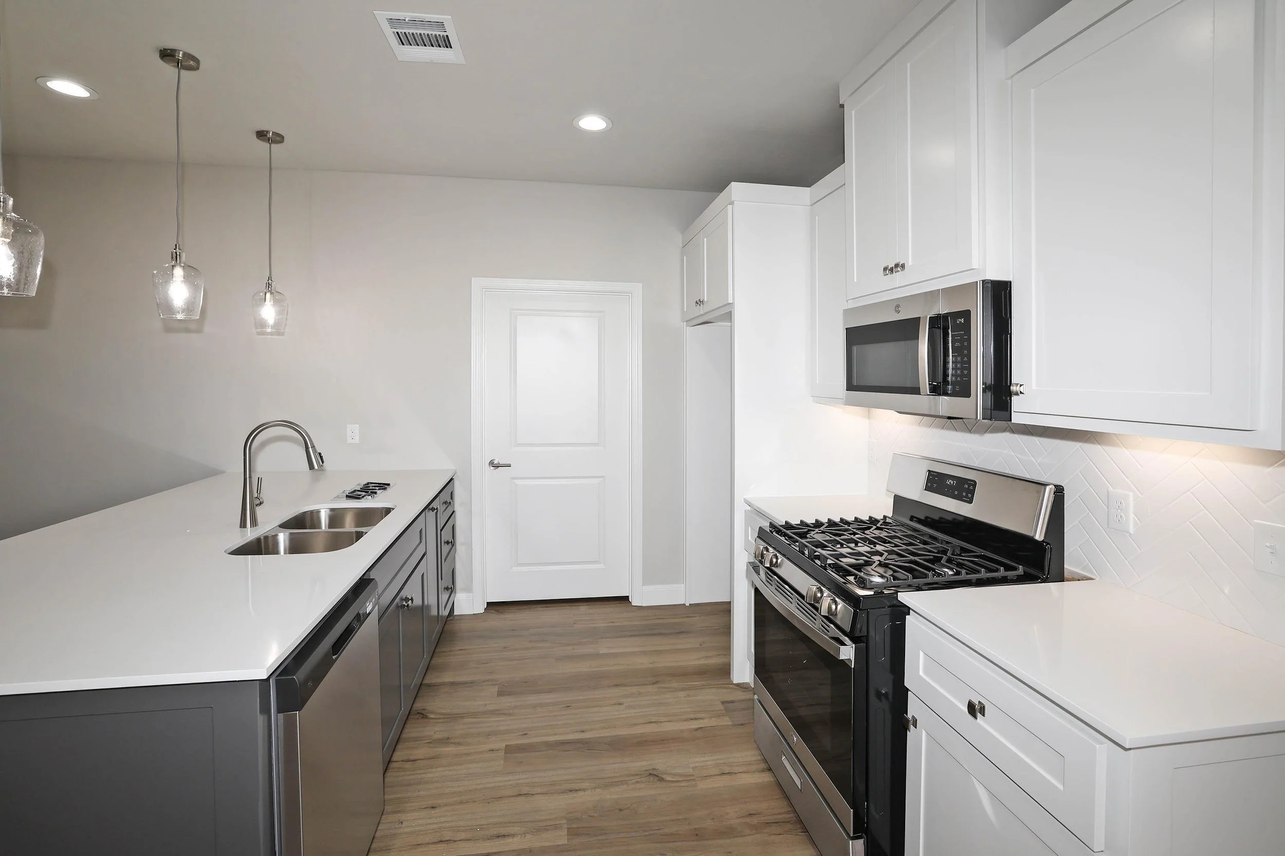 8-Kitchen.jpg