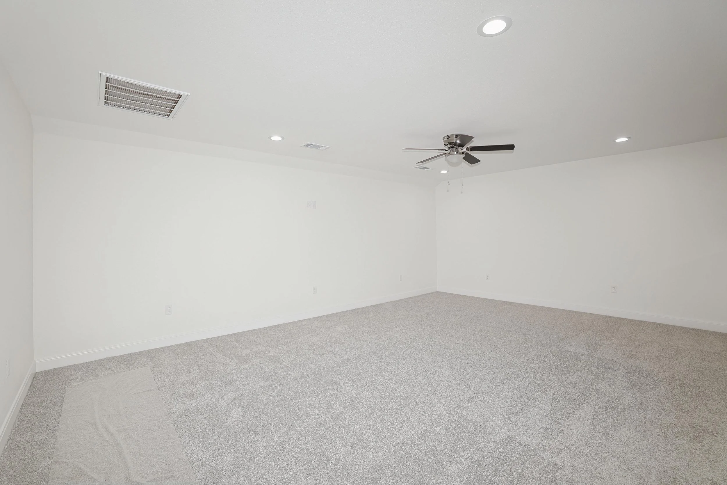 28-Upstairs Bonus Room.jpg