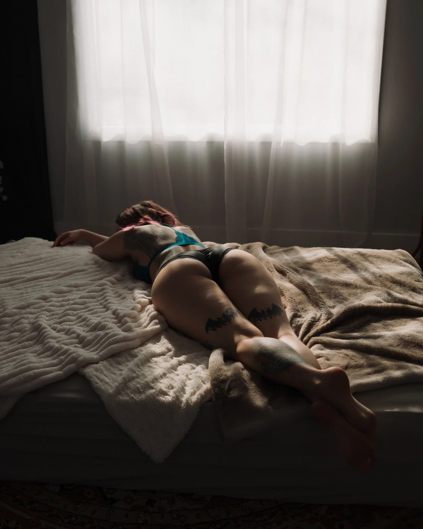 We are all a collection of shadows and highlights. Don't be afraid to let the light find you.

#pillowtalkstudios #vernon #kelowna #empoweredwomen #intimateportraiture #boudoir #selflovejourney #okanaganphotographer #boudoirinspiration