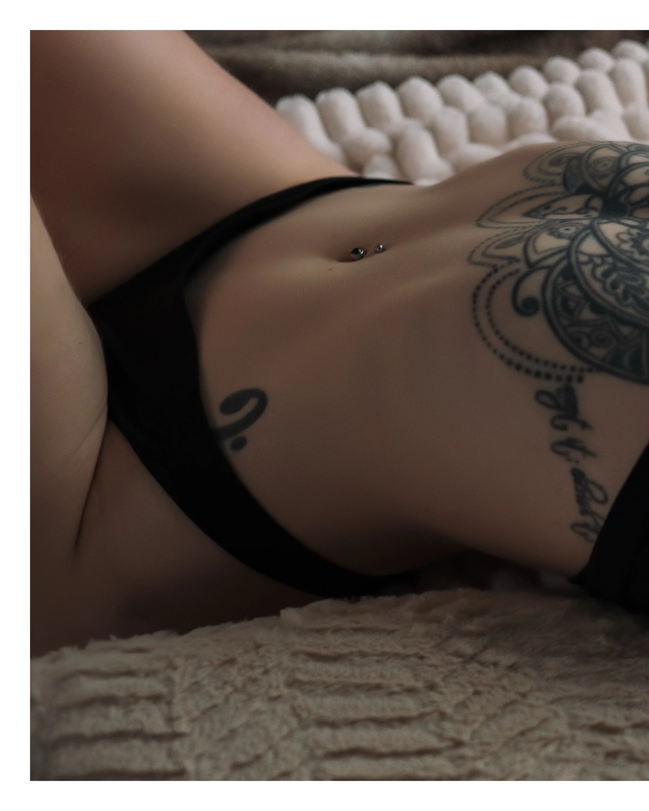 S t r i p p e d b a c k 

#vernon #kelowna #empoweredwomen #intimateportraiture #photographyinspiration