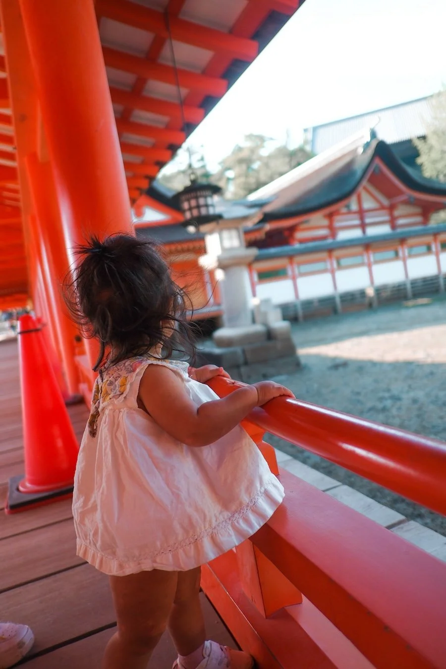 ItsukushimaShrine.ToddlerLookingOut.JPG