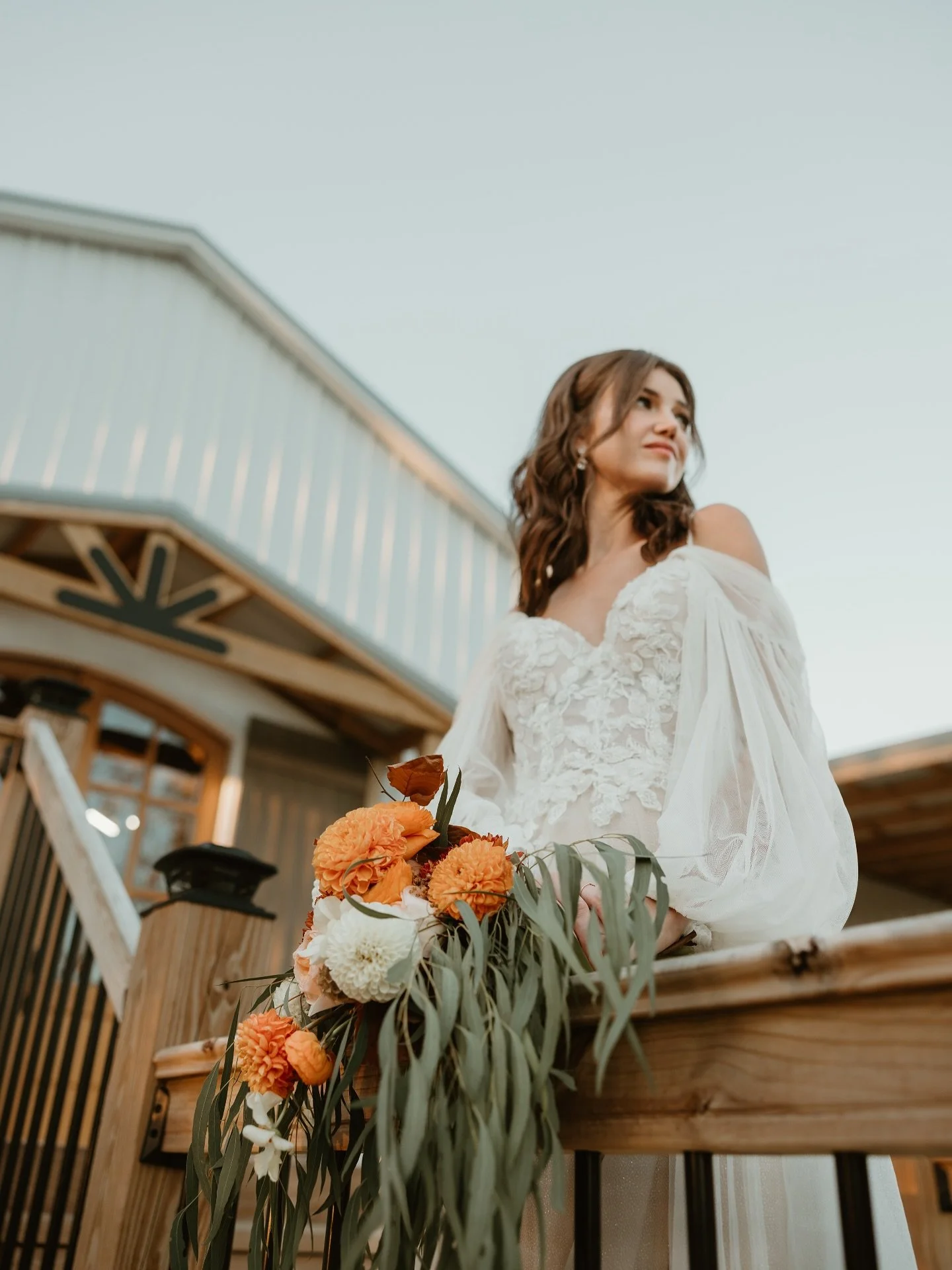 🍂 Crisp air, golden light, and blooms in autumn tones! This photo has us dreaming about all the gorgeous fall weddings ahead at Whispering Winds!