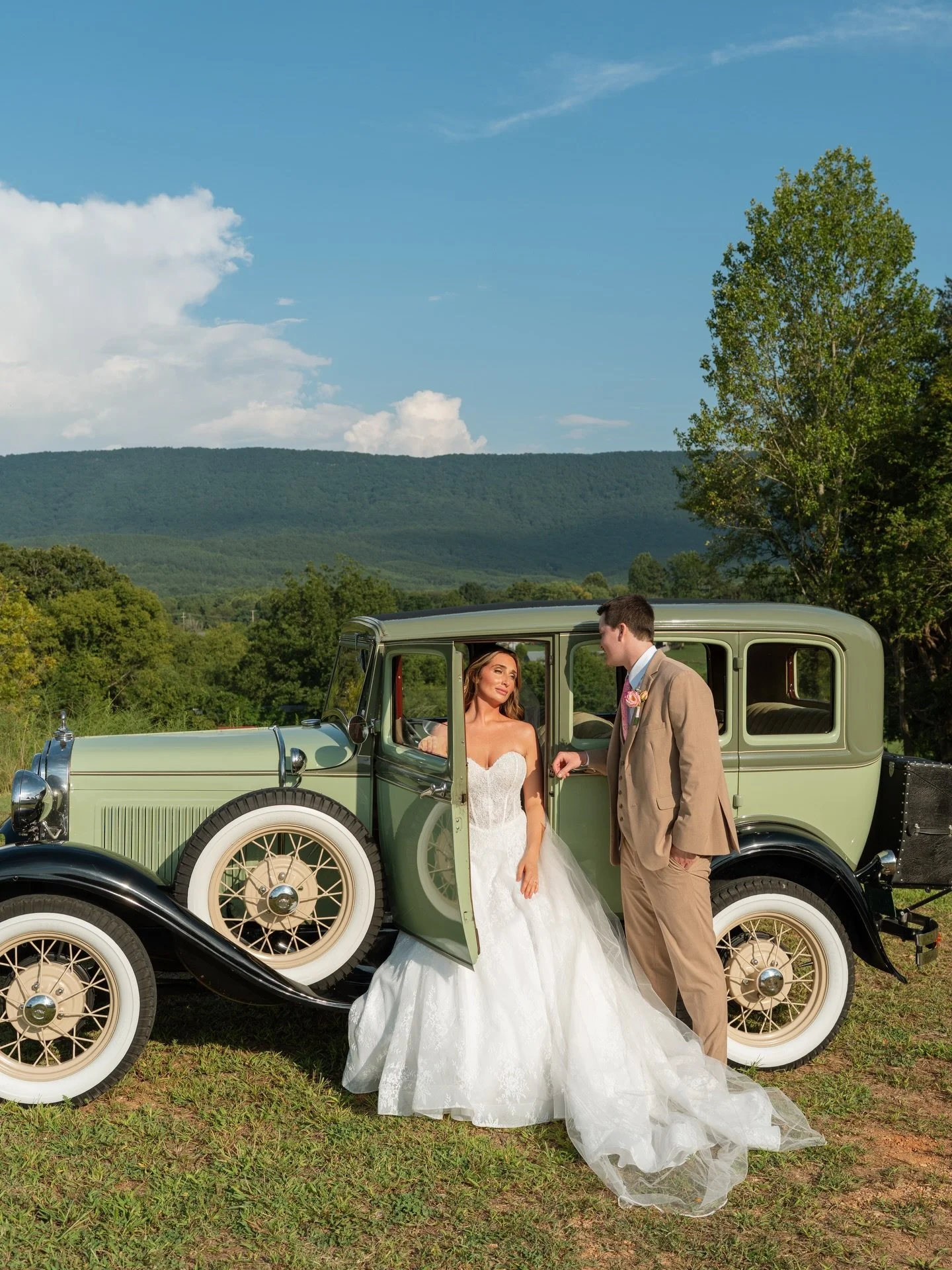 We love when our couples use @sceniccity_vintagerides 😍👏🏻