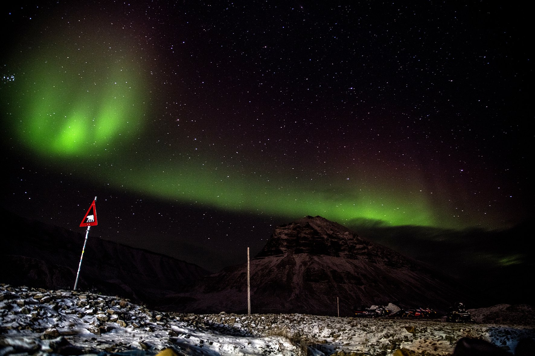 Northern lights and the polar bear sign 2