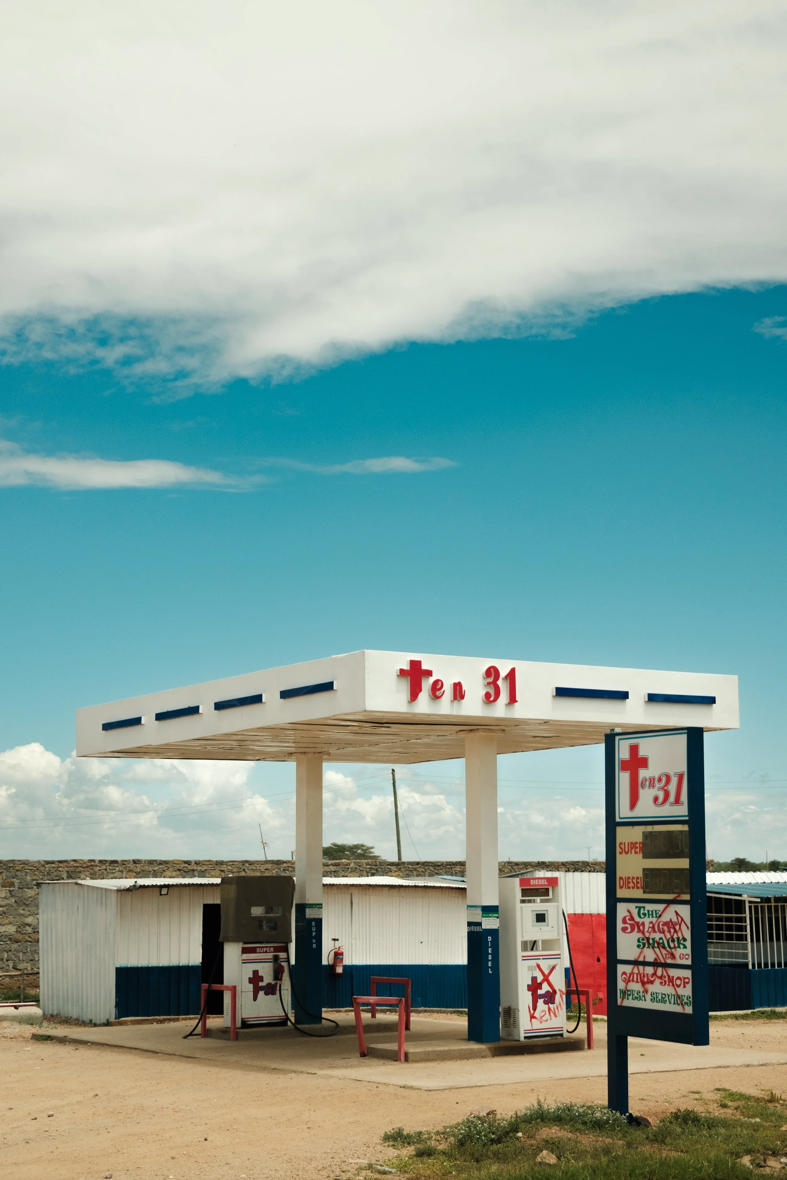 fuji_x100v_road_maasai_mara_kenya.jpg
