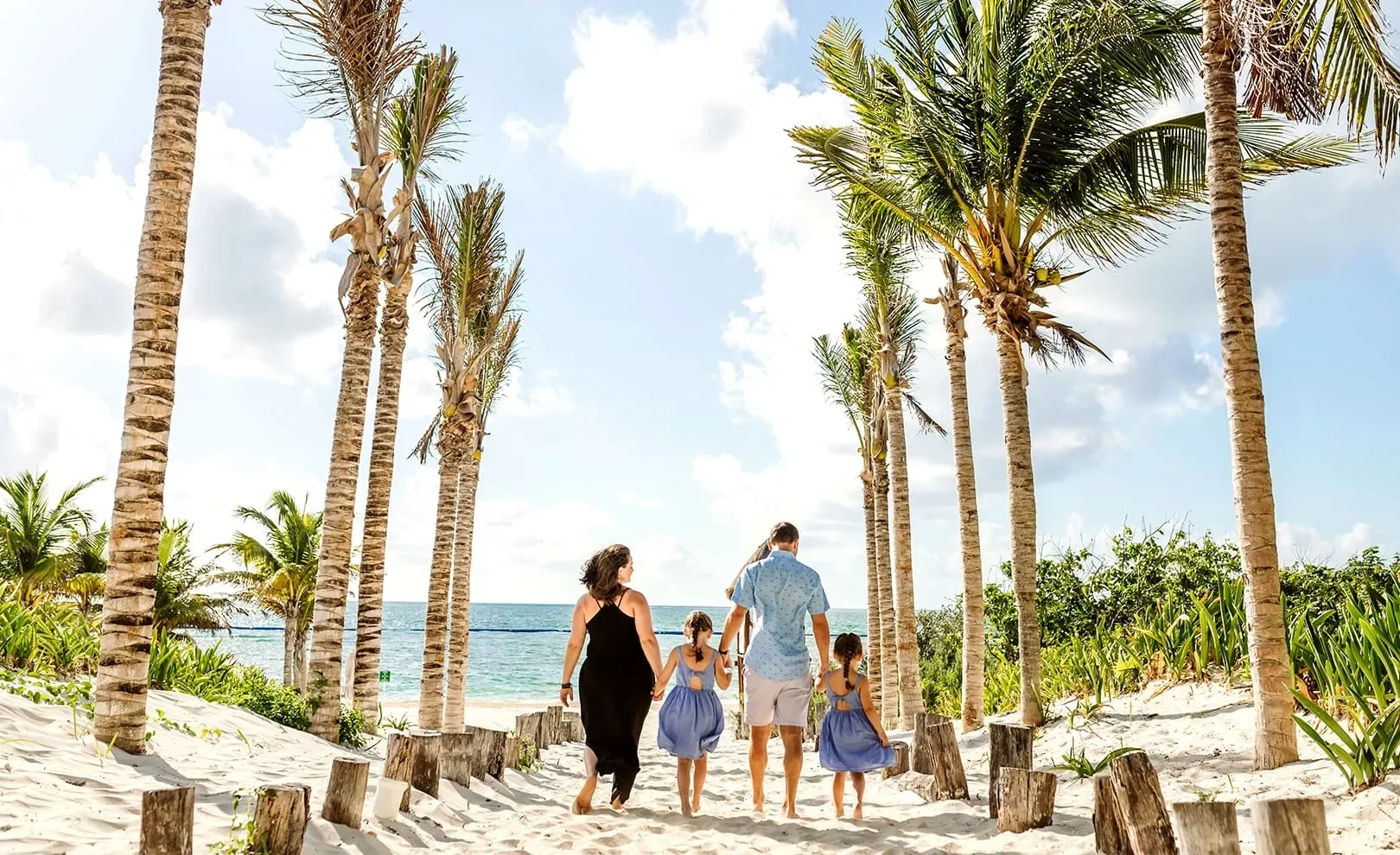 family_beach_fun_moon_palace_the_grand_7f3510095d_133850379b-2.webp