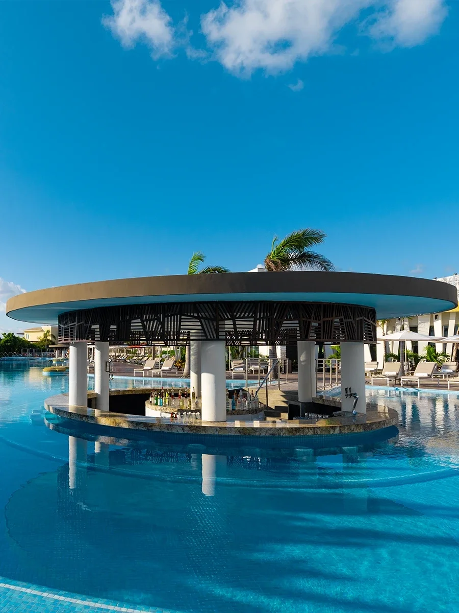 Swim up bar cusco