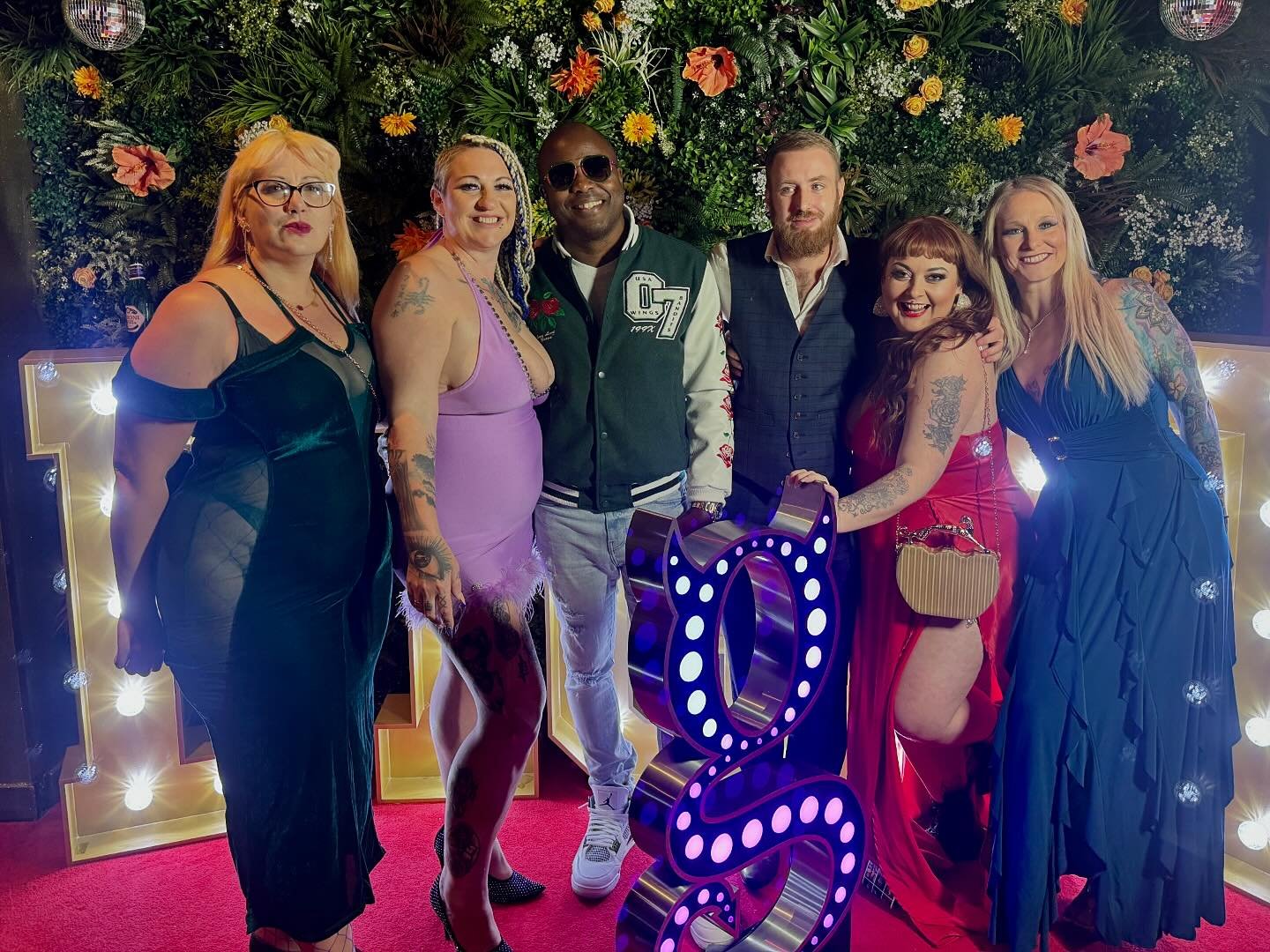 🇬🇧🎉🥂Fun times with these amazing peeps at the @ukglamourawards last night!!! @abitofamouthful_dee @livieblainn @jay_playhard @joshaboam @darkfacephantom_ #ukglamourawards #multicultural #london #uk #fyp #dressedup #newfriends