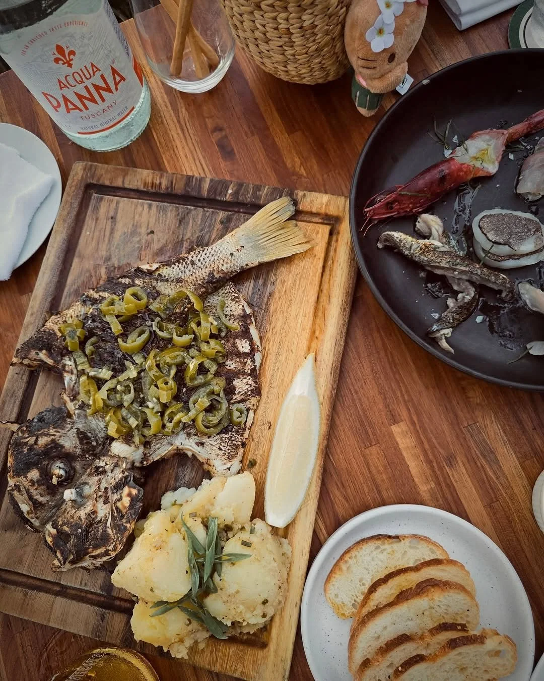 At 2 Fishes, it&rsquo;s all about fresh flavours, seasonal ingredients, and a relaxed seaside setting. Our menu brings together the best of the sea and the land. From raw and grilled local fish to handmade pasta, tender meats, and indulgent desserts.