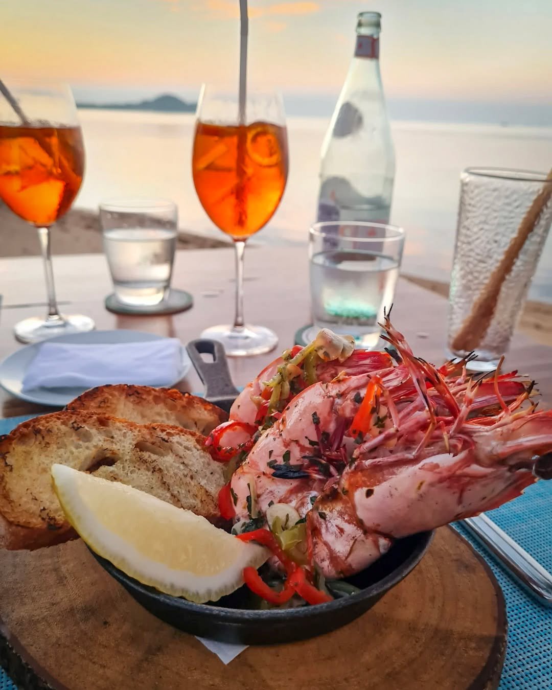 It all starts with the ingredients.

Fresh local seafood, carefully sourced produce and a kitchen that works with what&rsquo;s best right now. From our grilled king prawns, simple, sweet and full of flavour, to our whole market fish and ever-changing