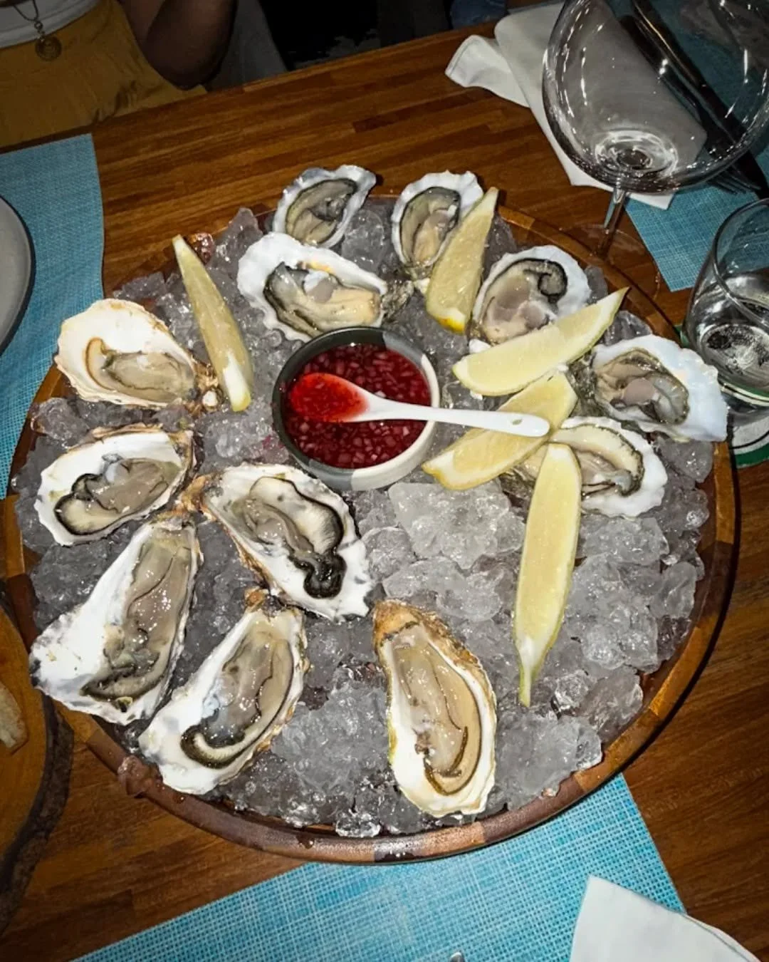 Oysters and bubbles&hellip; it doesn&rsquo;t get much better than that 🥂

At 2 Fishes, we serve Irish Achill and Sp&eacute;ciales de Gaey, selected for their quality and distinct flavour profiles, fresh and mineral or smooth and creamy. Simple, eleg