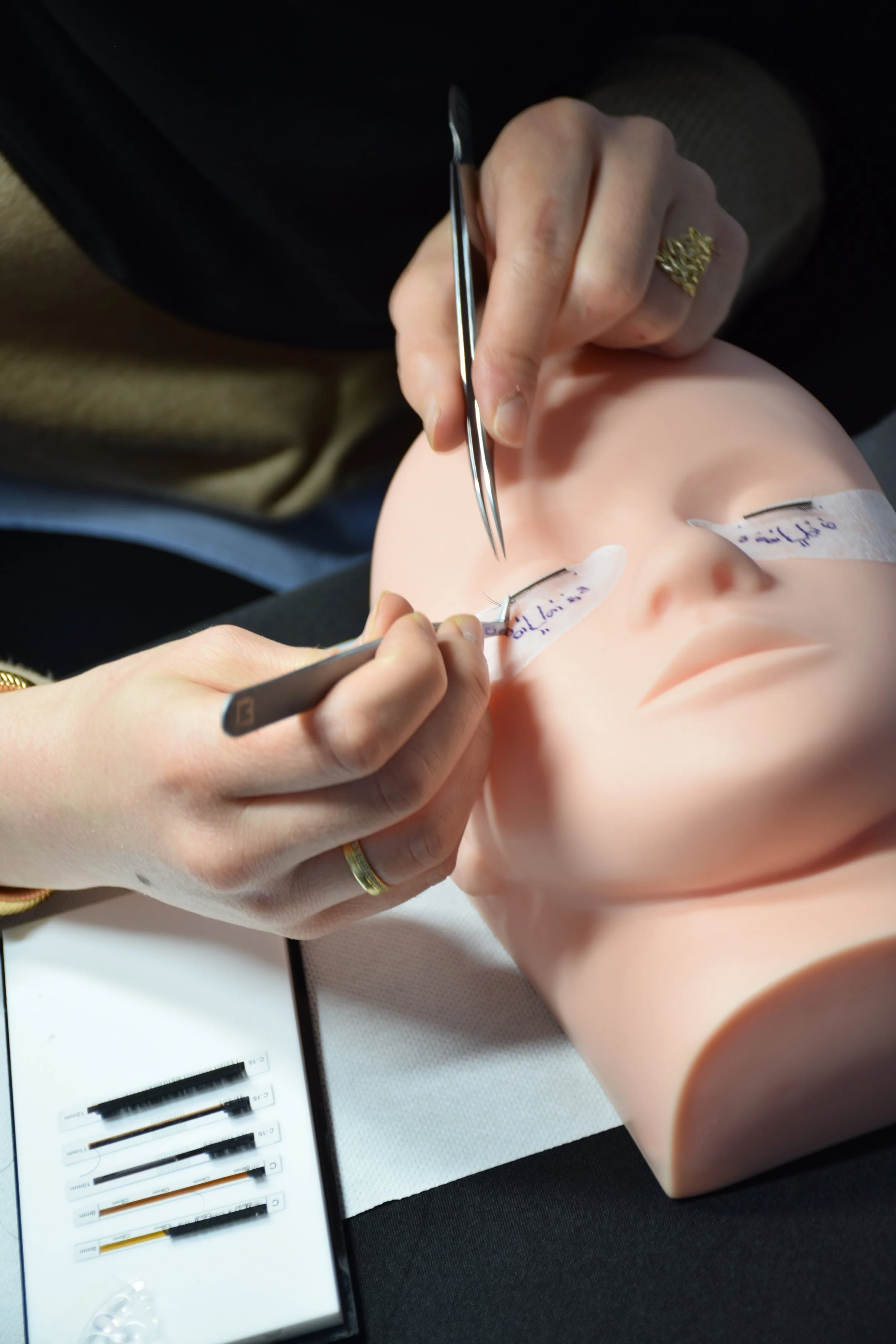 Être lash artiste : bien plus que poser des cils