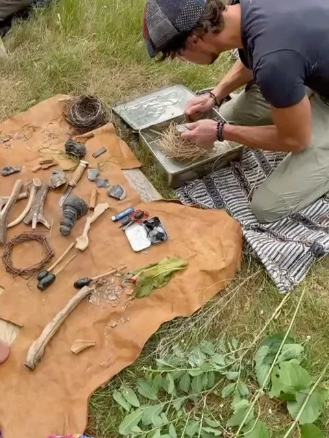 Onlangs kwam Peter bij ons langs en liet hij zien hoe je vuur kunt maken met alleen materialen uit de natuur—zonder lucifers of aansteker.
Hij liet ook zien hoe je van brandnetels stevig touw kunt maken. Eenvoudige technieken, waardevolle kenn