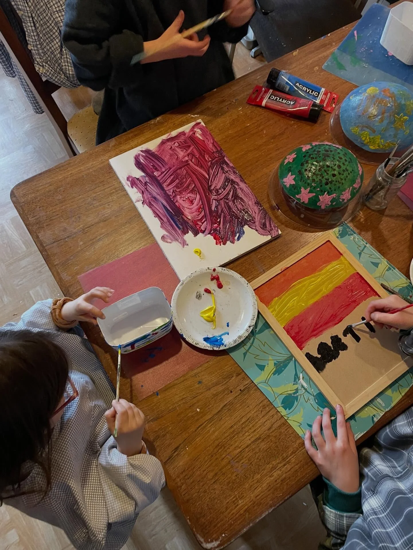 Gisteren was een dag vol creativiteit.
Er werd geschilderd, gezaagd aan eigen schaakstukken voor een zelfgemaakt schaakbord, zinnen werden gecre&euml;erd en er was vooral veel ruimte voor samen spelen.
Leren met hoofd, hart en handen.