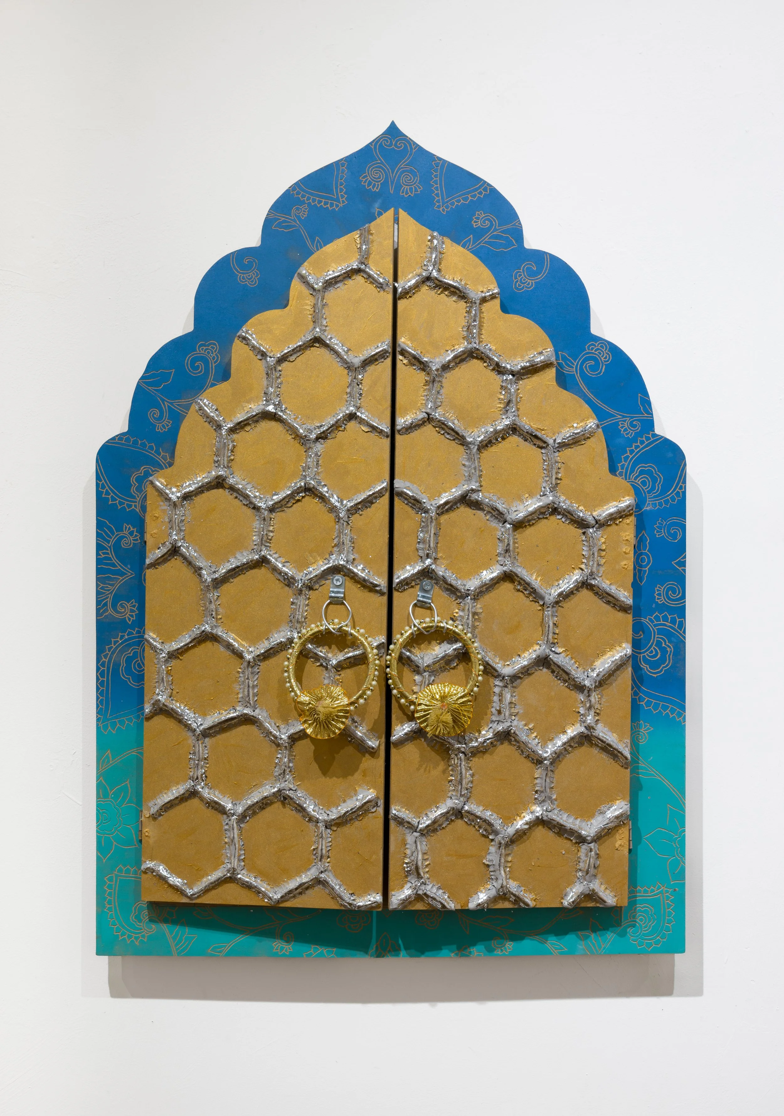 അസാമാന്യമായ (Asaamaanyamaaya) -Fabulous, Mixed Media on wood-carving, textiles, clay, and found objects
36” x 21”
2025