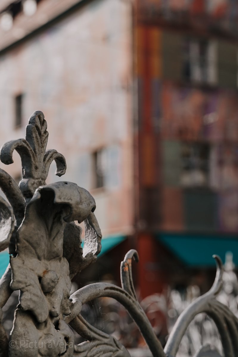 Buntes Haus hinterm Brunnen