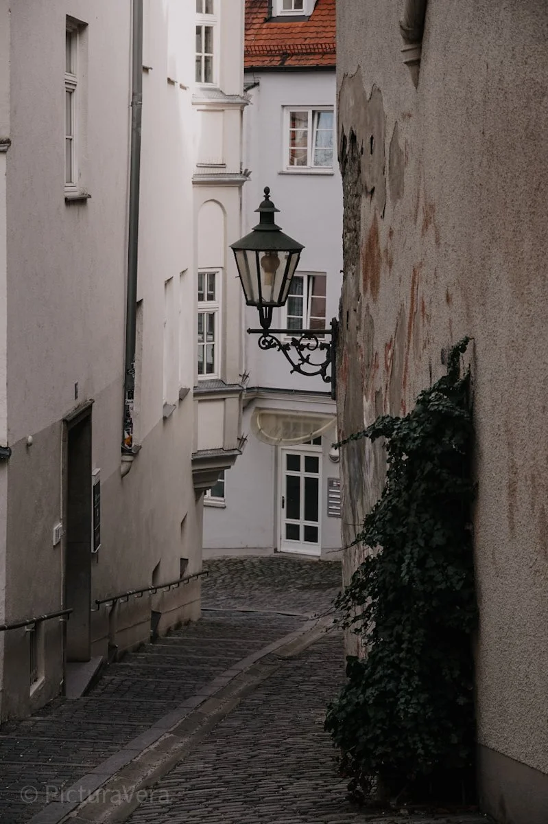 Gasse mit Laterne