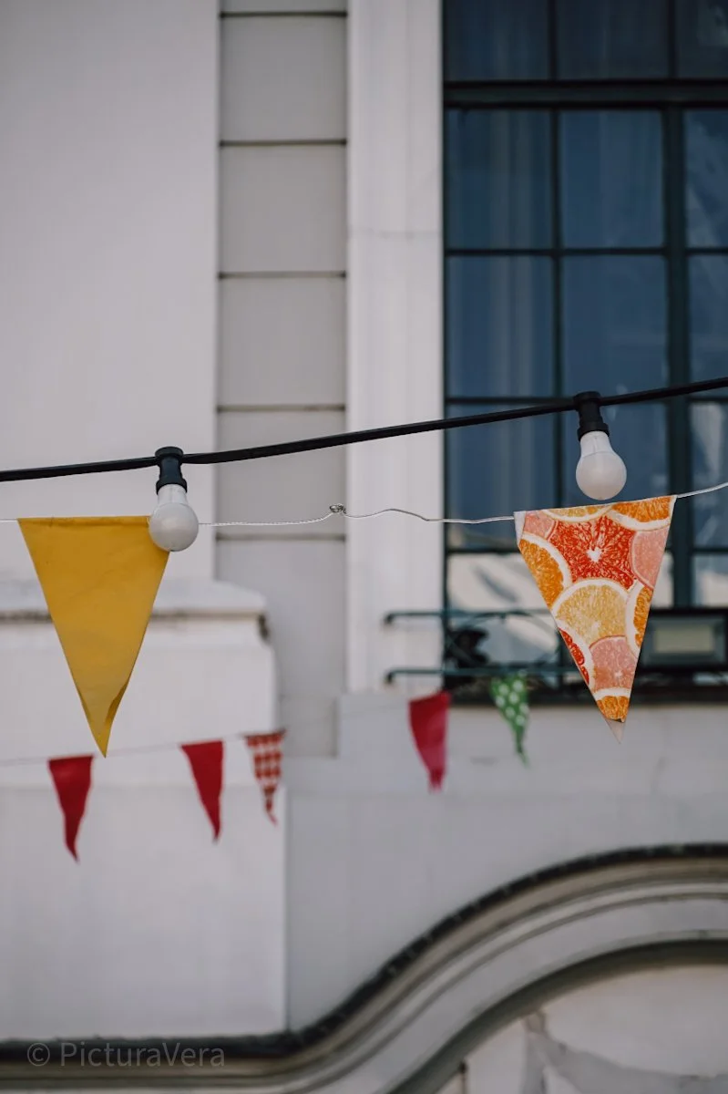 Bunte Fahnen und Glühbirnen in der Altstadt Bratislavas