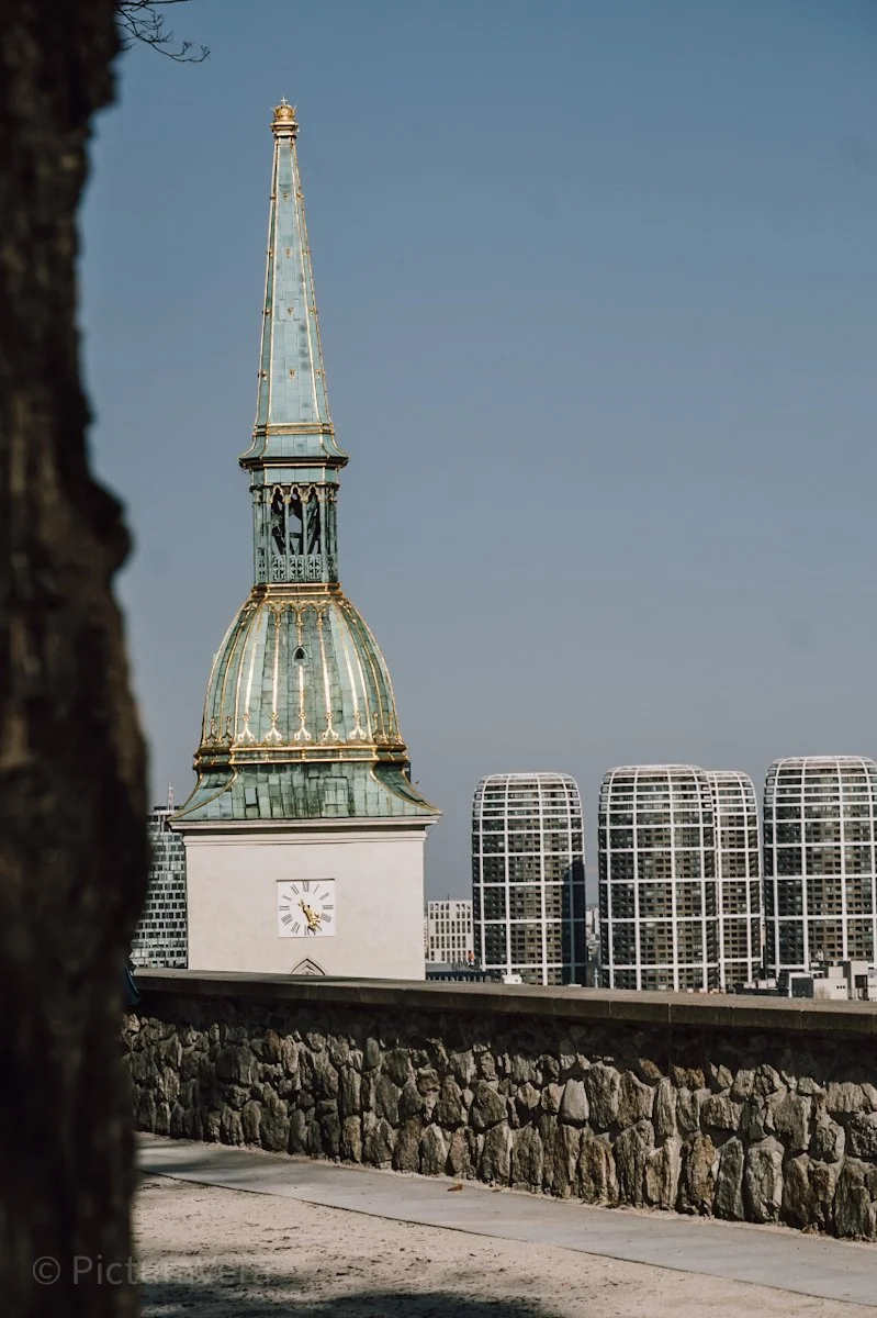 Ausblick auf eine Kirche und moderne Gebäude in Bratislava