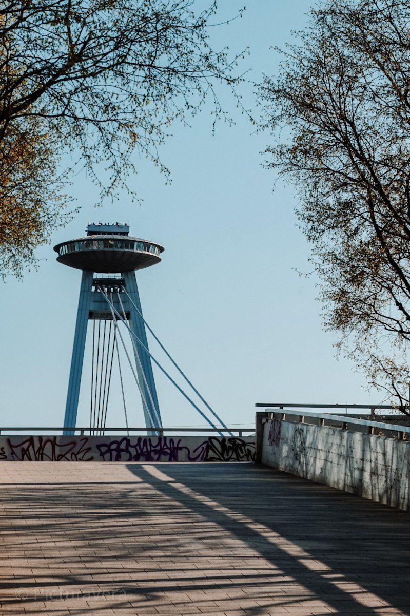 Fotografie der Ufo Brücke in Bratislava