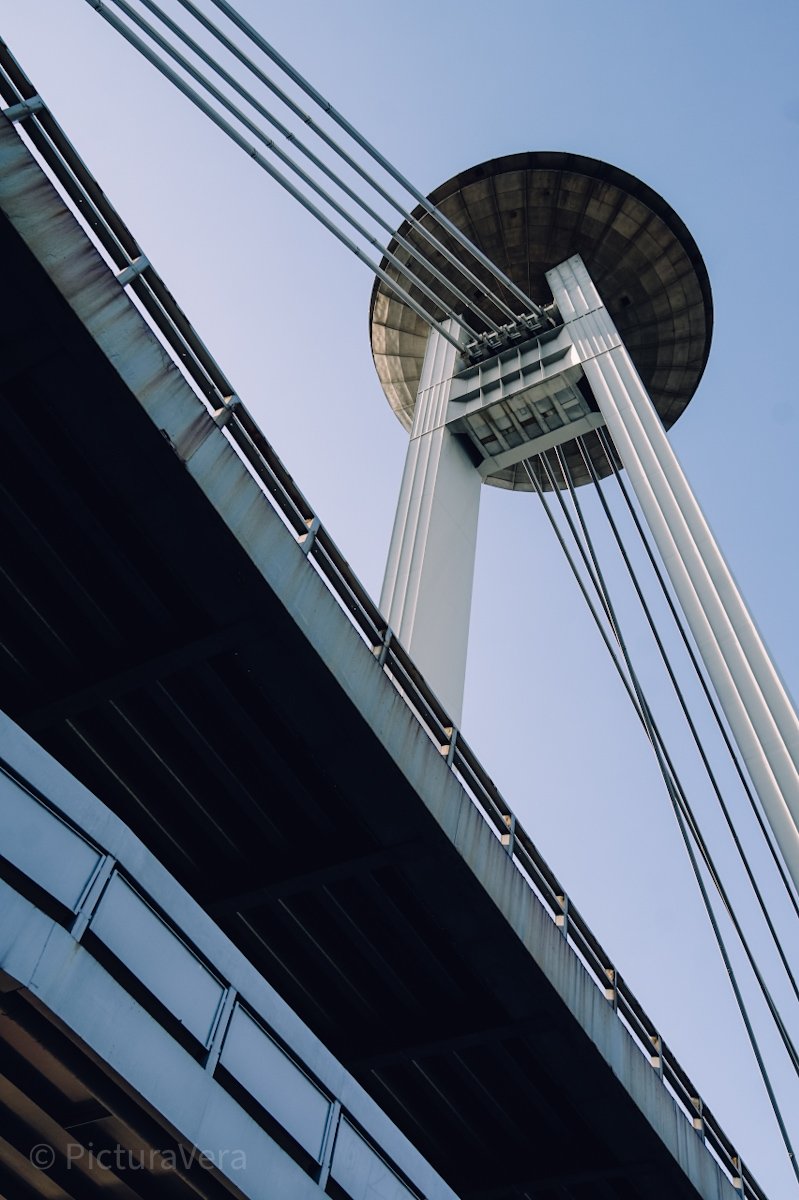 Fotografie der Ufo Brücke in Bratislava