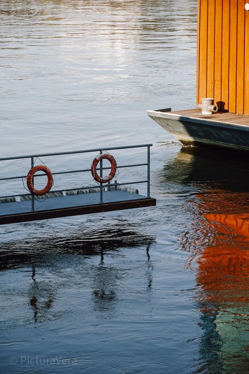 Schiff auf Donau in Bratislava