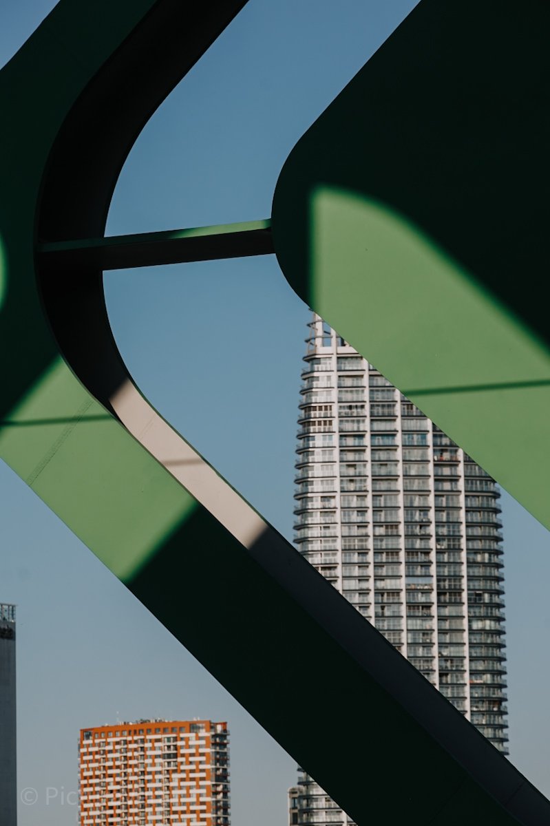 Alte Brücke in Bratislava mit modernen Gebäuden im Hintergrund