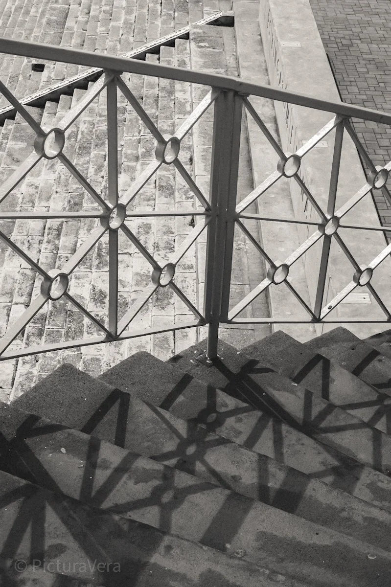 Schwarz-weiß Aufnahme von verschiedenen Treppen in Szeged, Ungarn