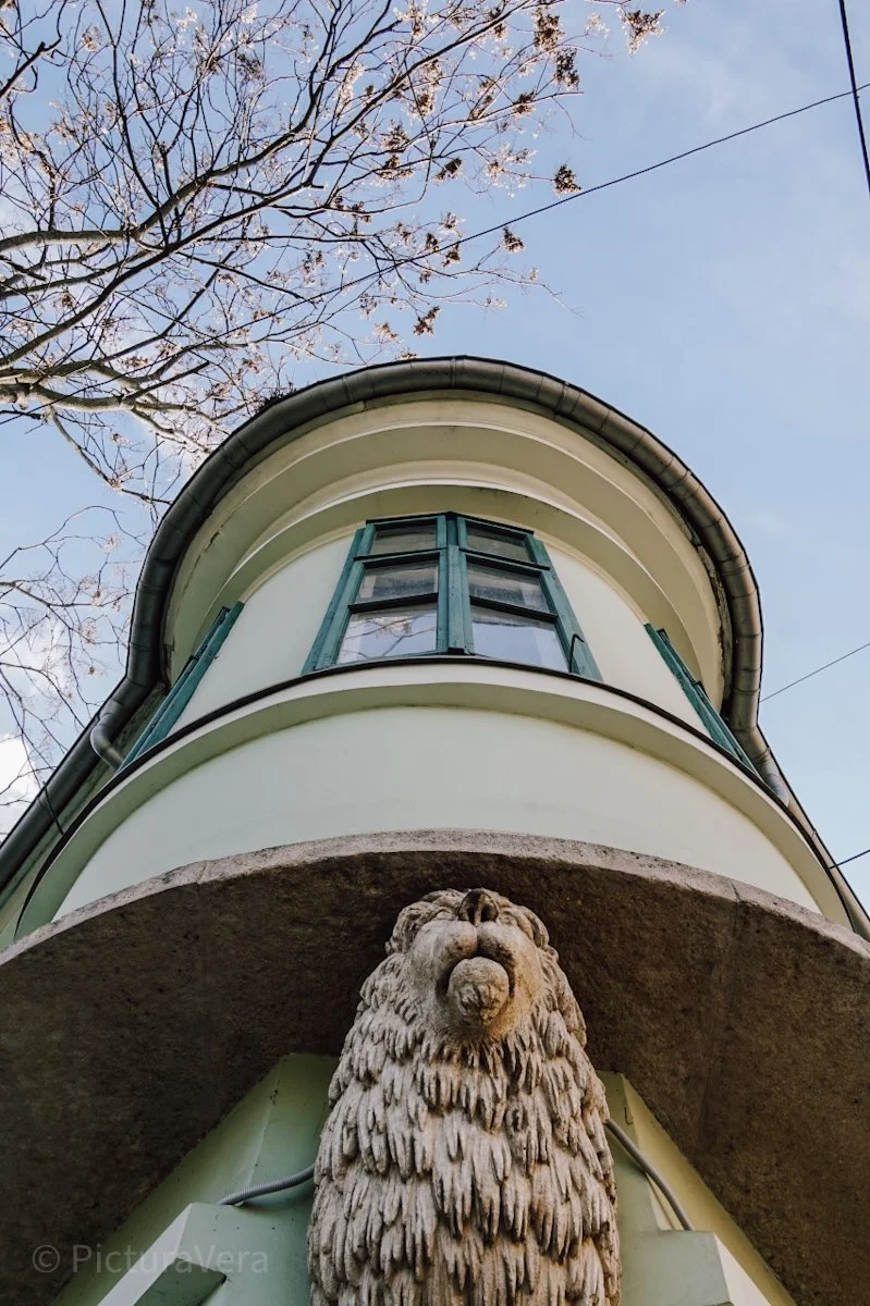 Lookup auf ein Turm und Löwenstatue eines grünen Gebäudes in Szeged