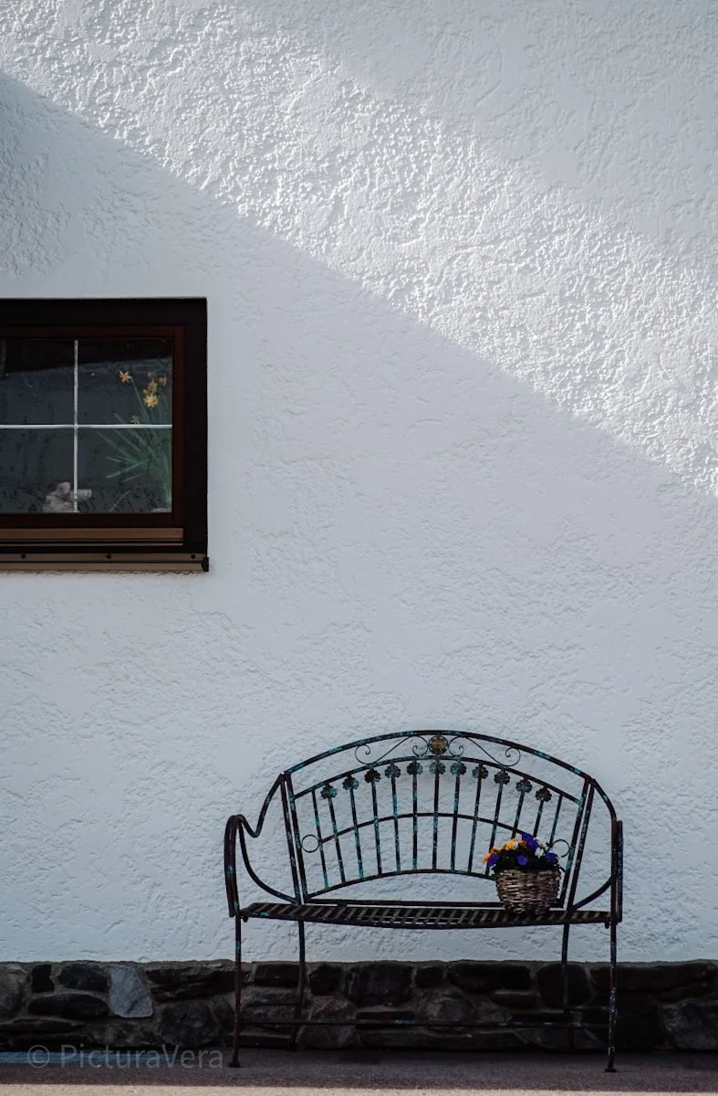 Bank vor einem Haus mit Blumen in Oberstdorf