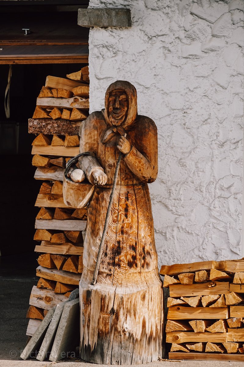 Geschnitzte Holzstatue einer alten Frau in Oberstdorf