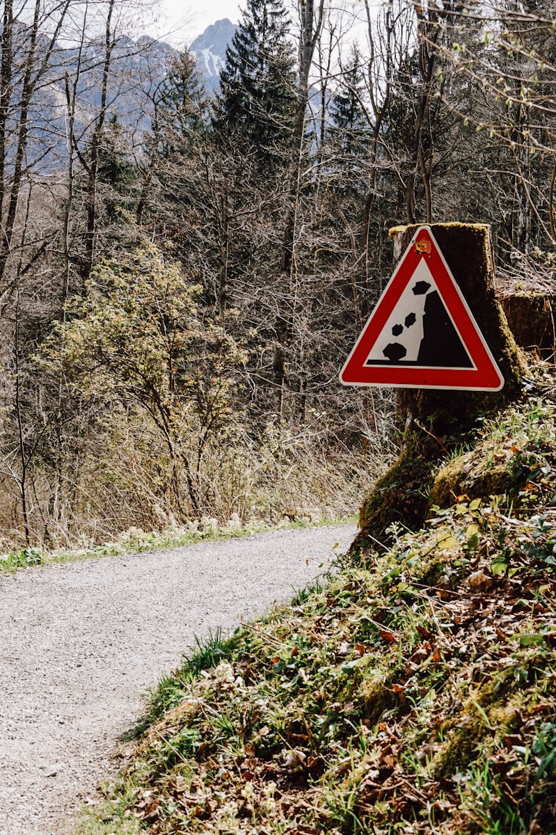 Warnschild für fallende Steine, an einem Wanderweg bei Oberstdorf