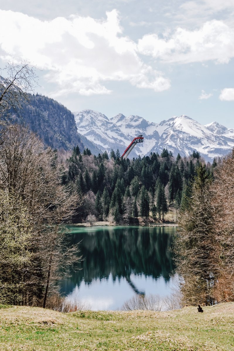 Blick auf den Freibergsee und die Skiflugschanze bei Oberstdorf
