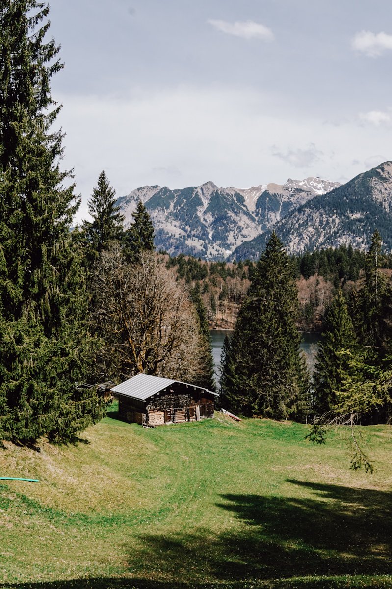 Kleine alte Hütte in der Landschaft um Oberstdorf
