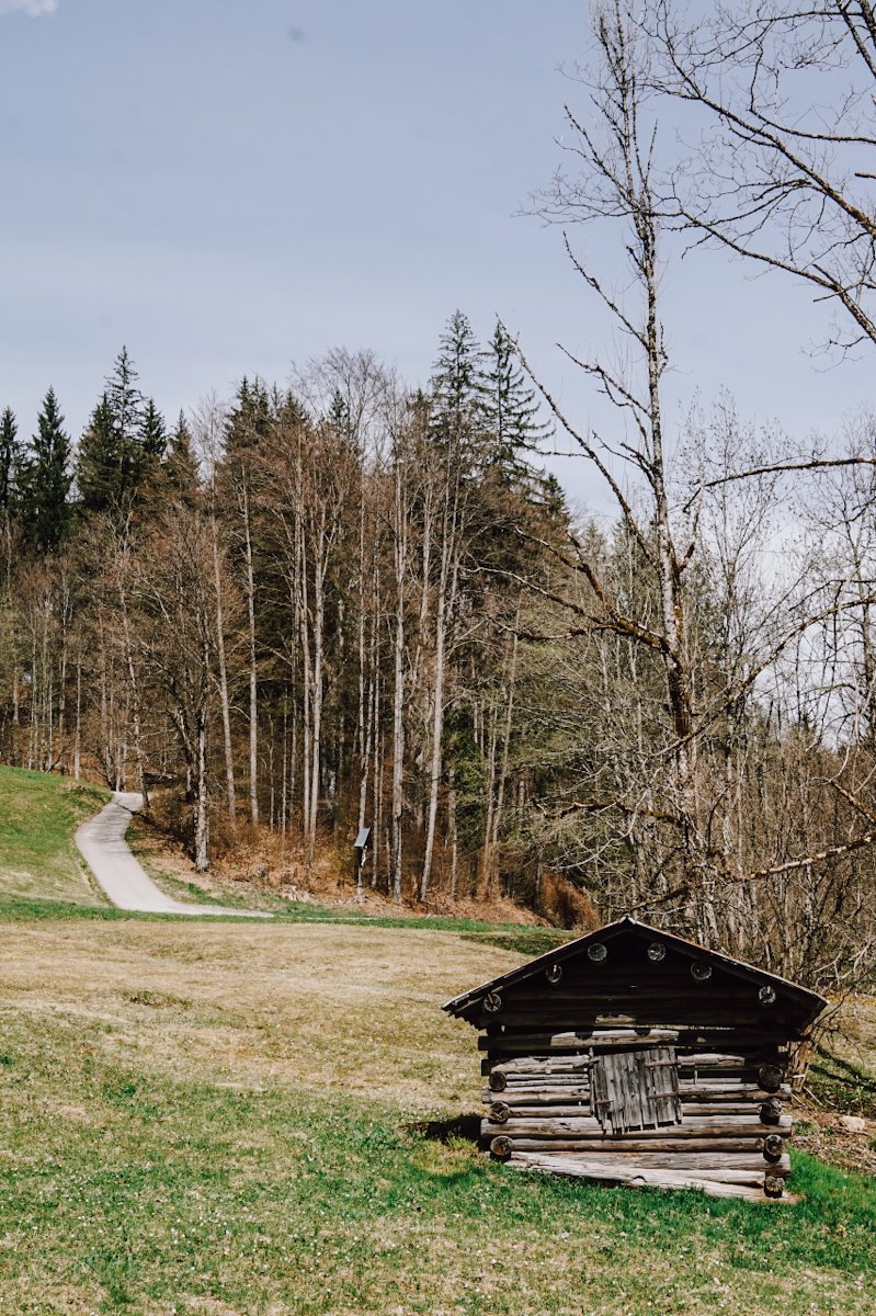 Kleine alte Hütte in der Landschaft um Oberstdorf