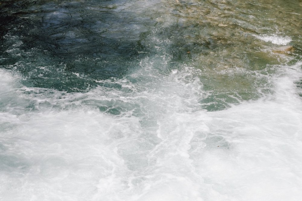 Detailaufnahme eines fließenden Baches bei Oberstdorf