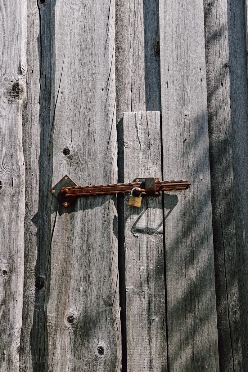 Blick auf das Schloss einer alten Holztür